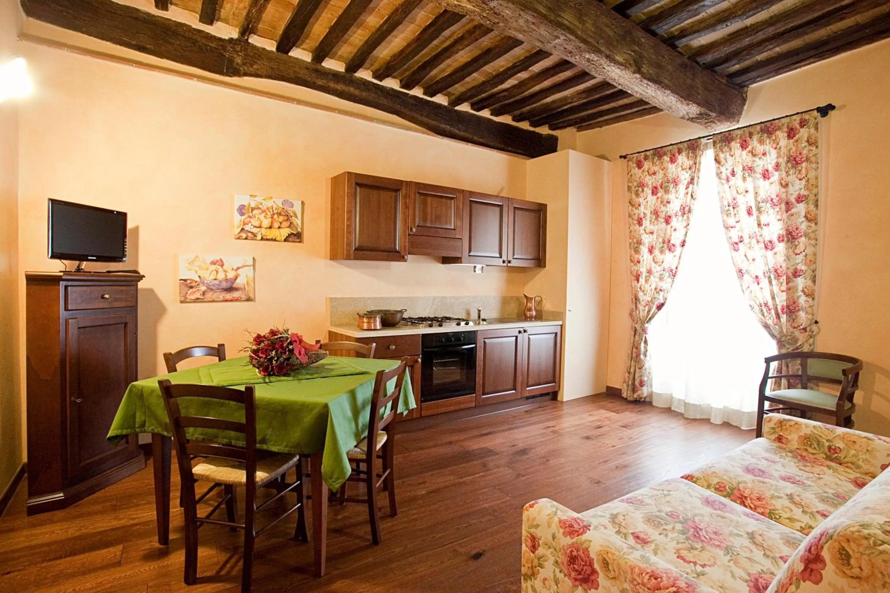 Kitchen or kitchenette, Dining Area in Residenza Palazzo Saloni