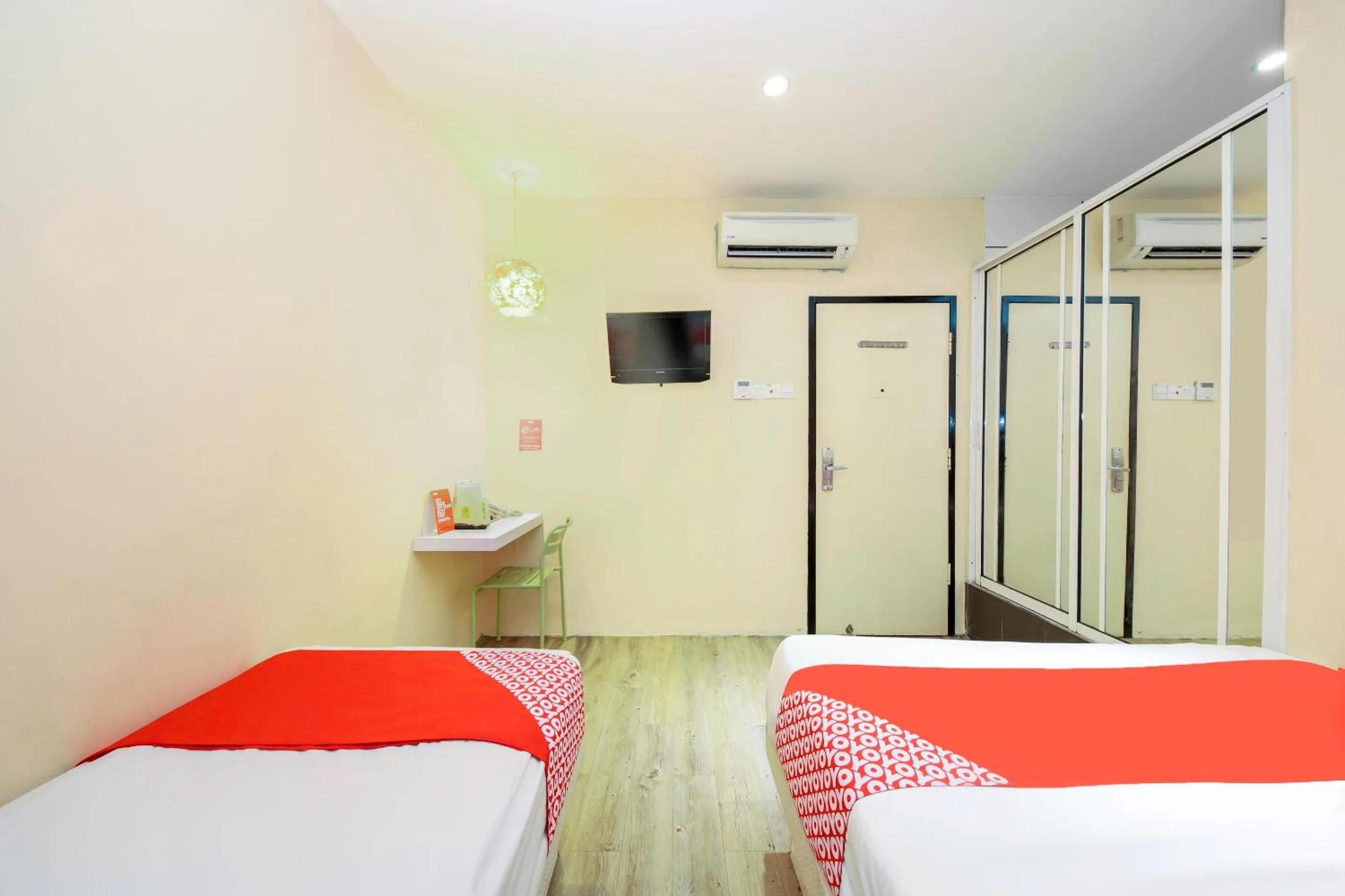 Bedroom, Bed in OYO 479 The Green Hotel