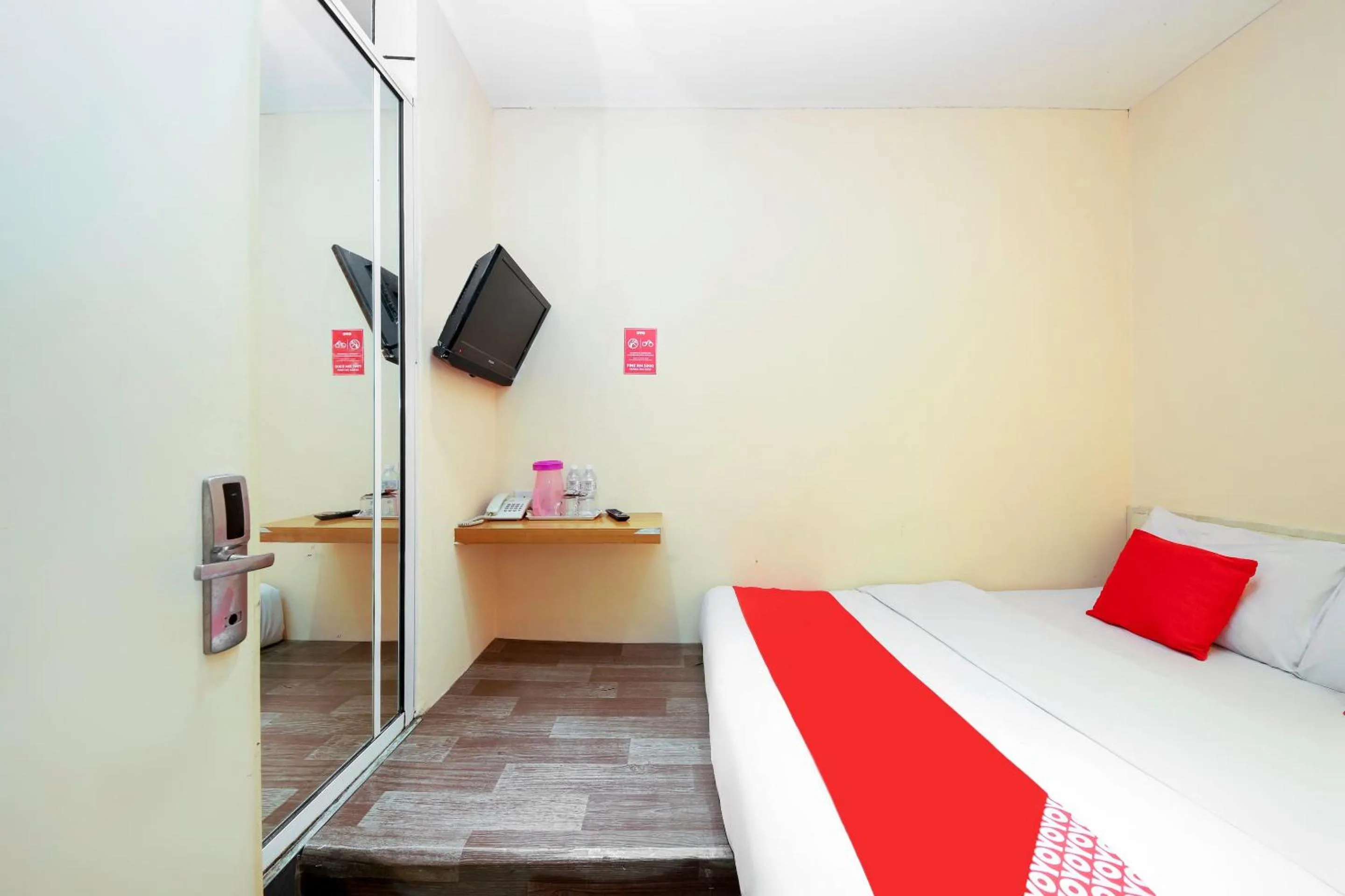 Bedroom, Bed in OYO 479 The Green Hotel