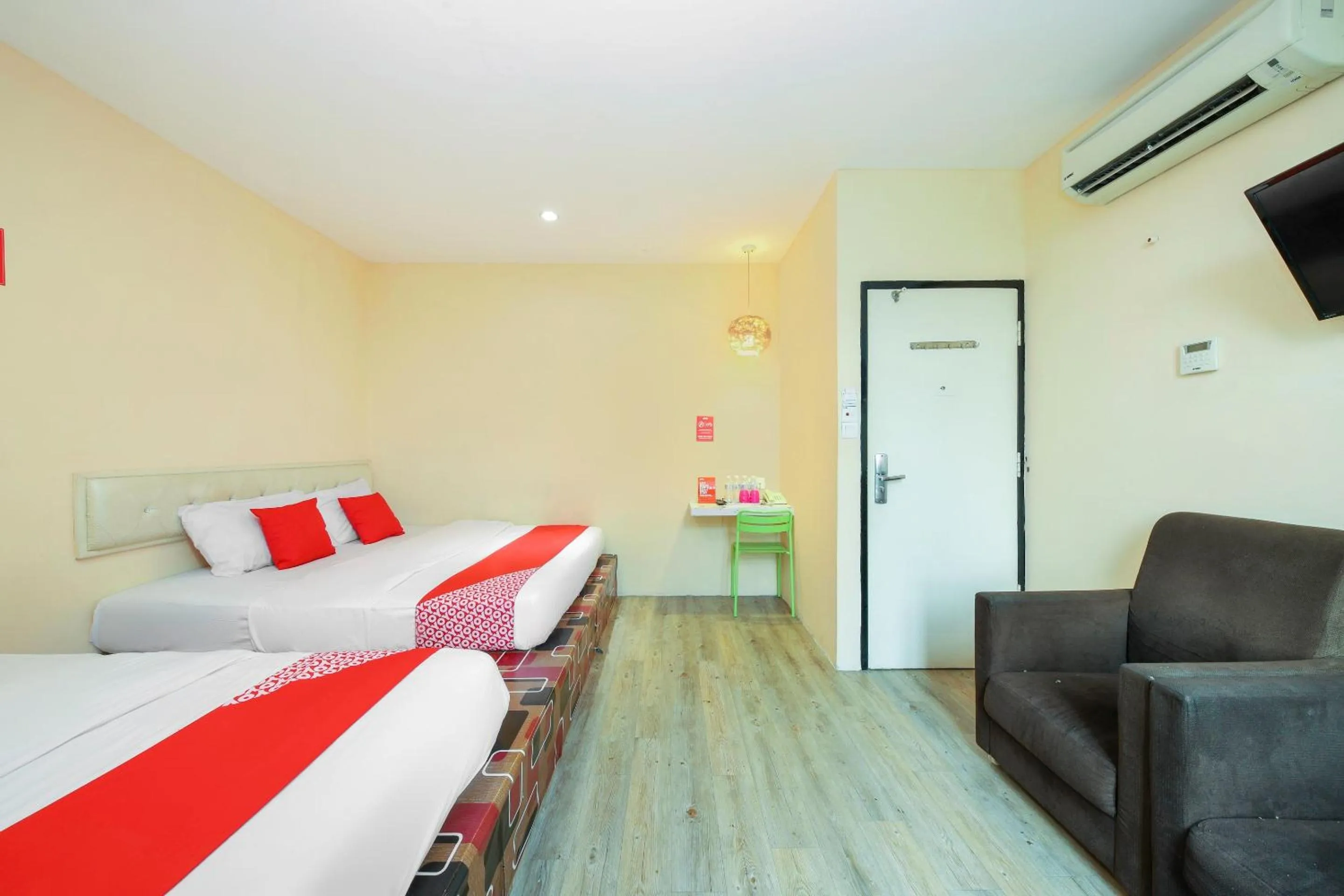 Bedroom, Bed in OYO 479 The Green Hotel