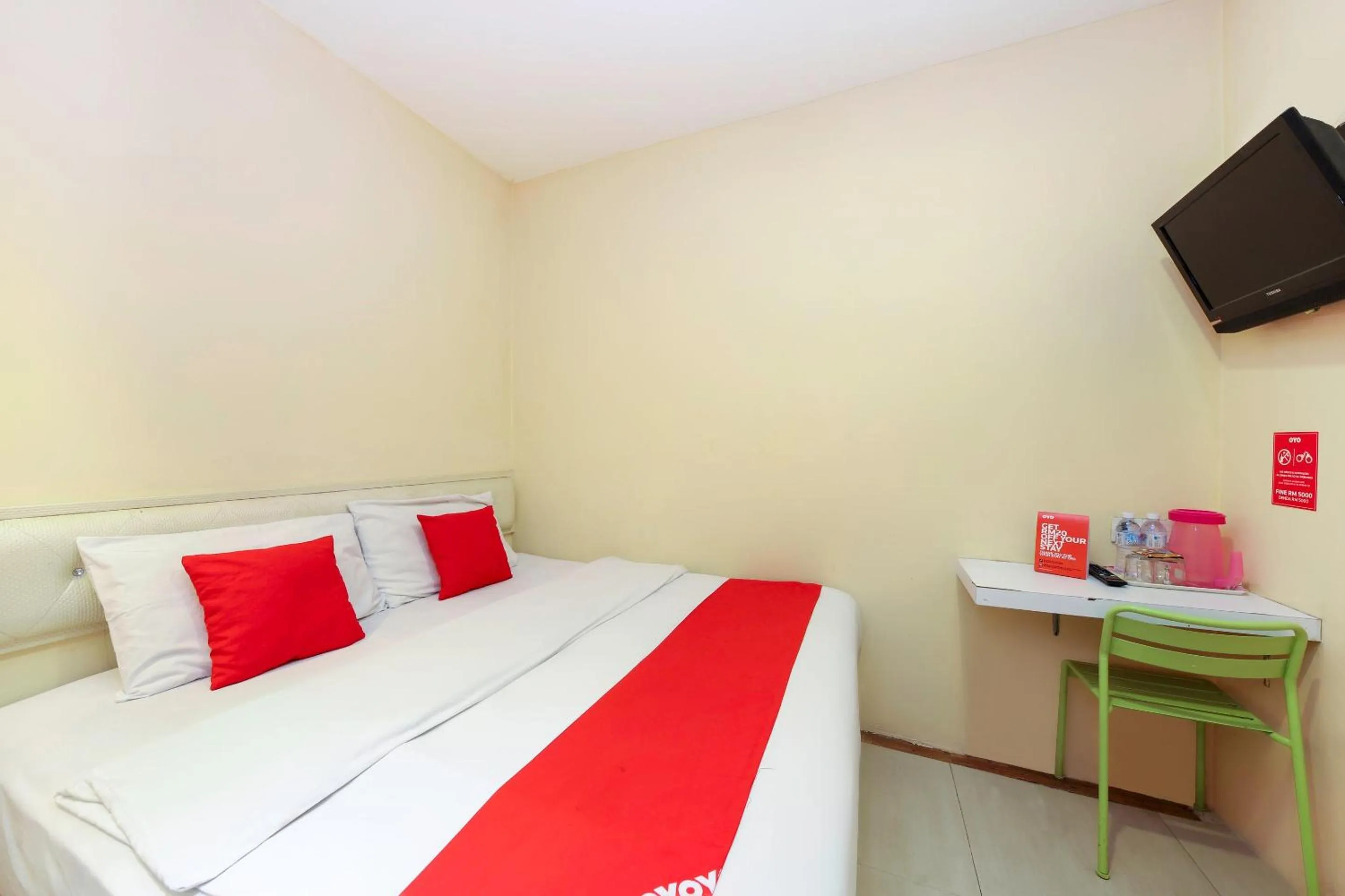 Bedroom, Bed in OYO 479 The Green Hotel