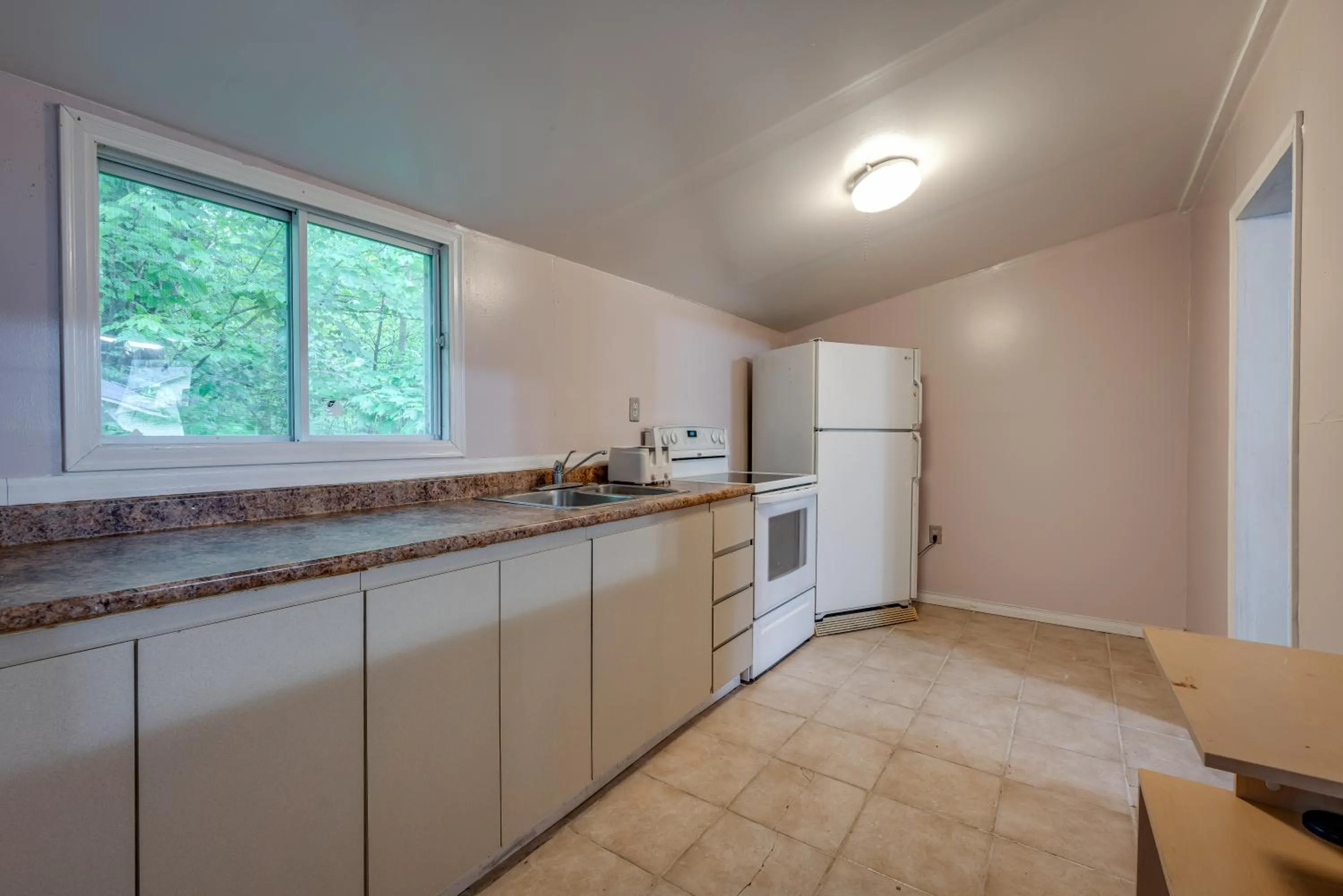 Kitchen or kitchenette in Long Sault Motel