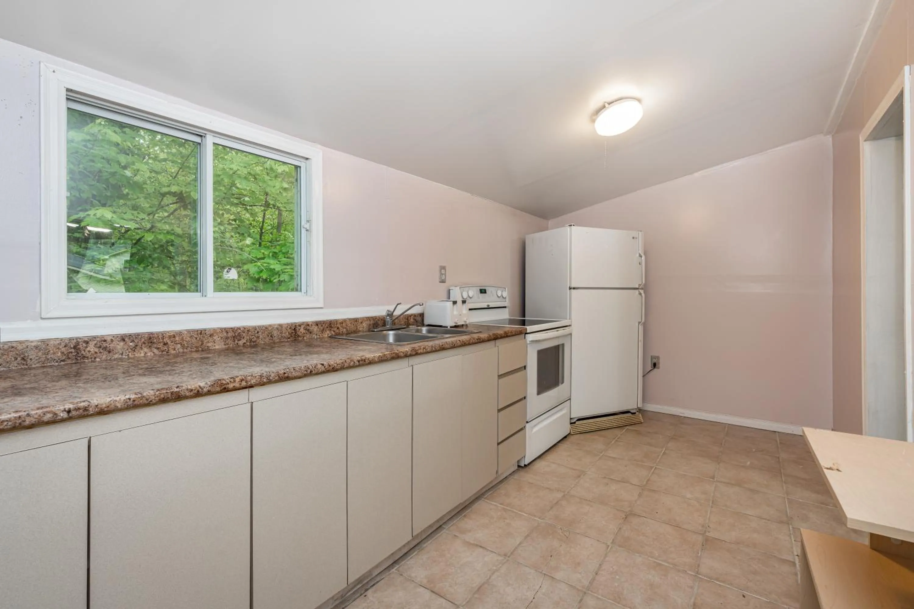 Kitchen or kitchenette in Long Sault Motel