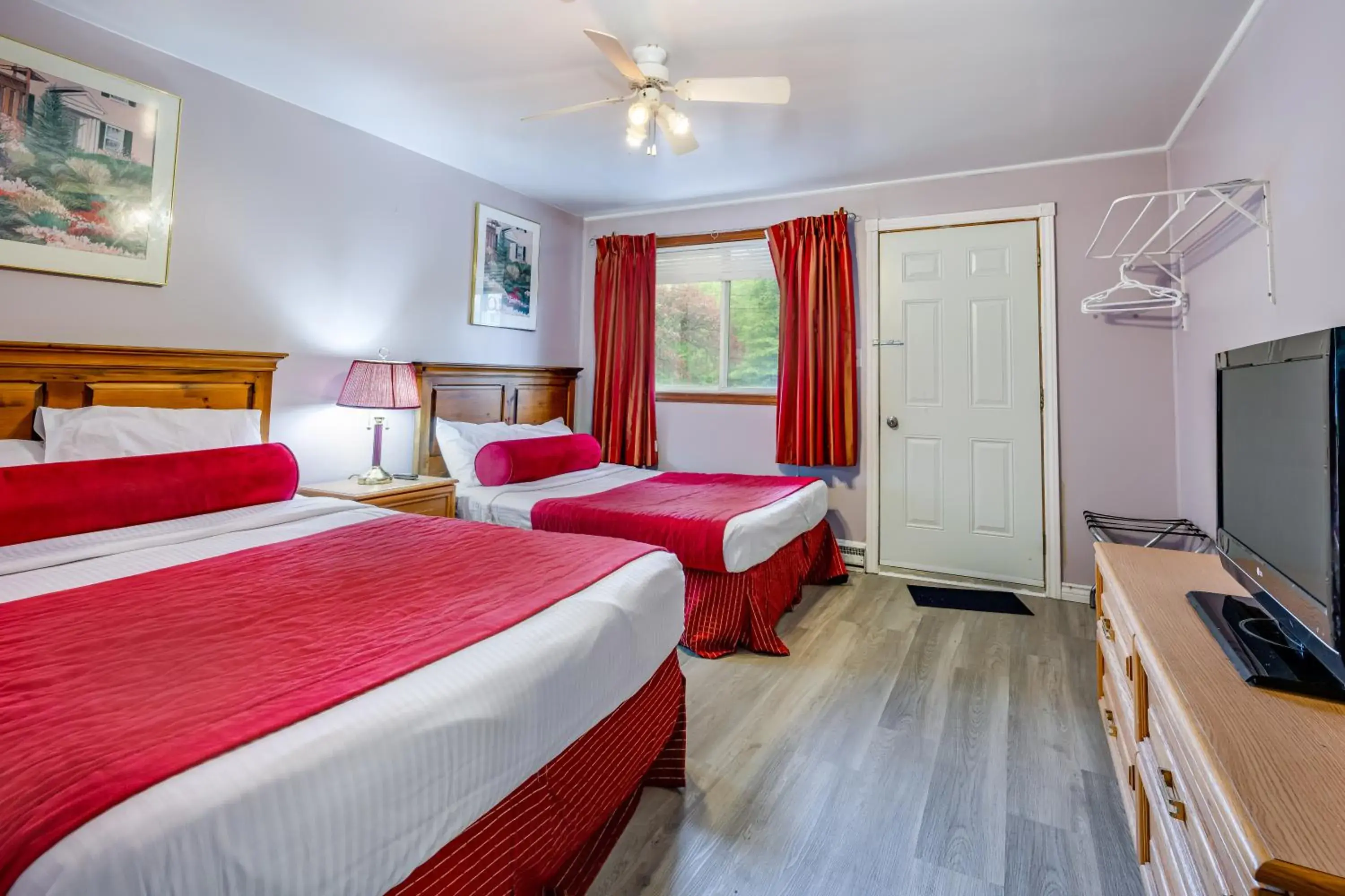 Deluxe Quadruple Room in Long Sault Motel Deluxe Quadruple Room in Long Sault Motel