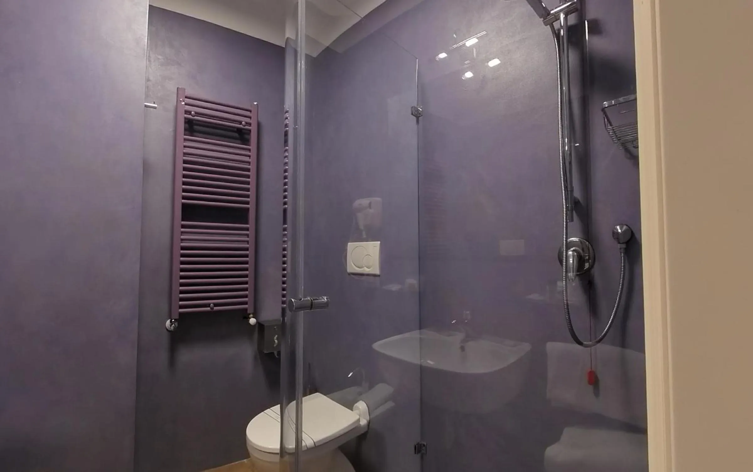 Shower in Hotel Sorella Luna