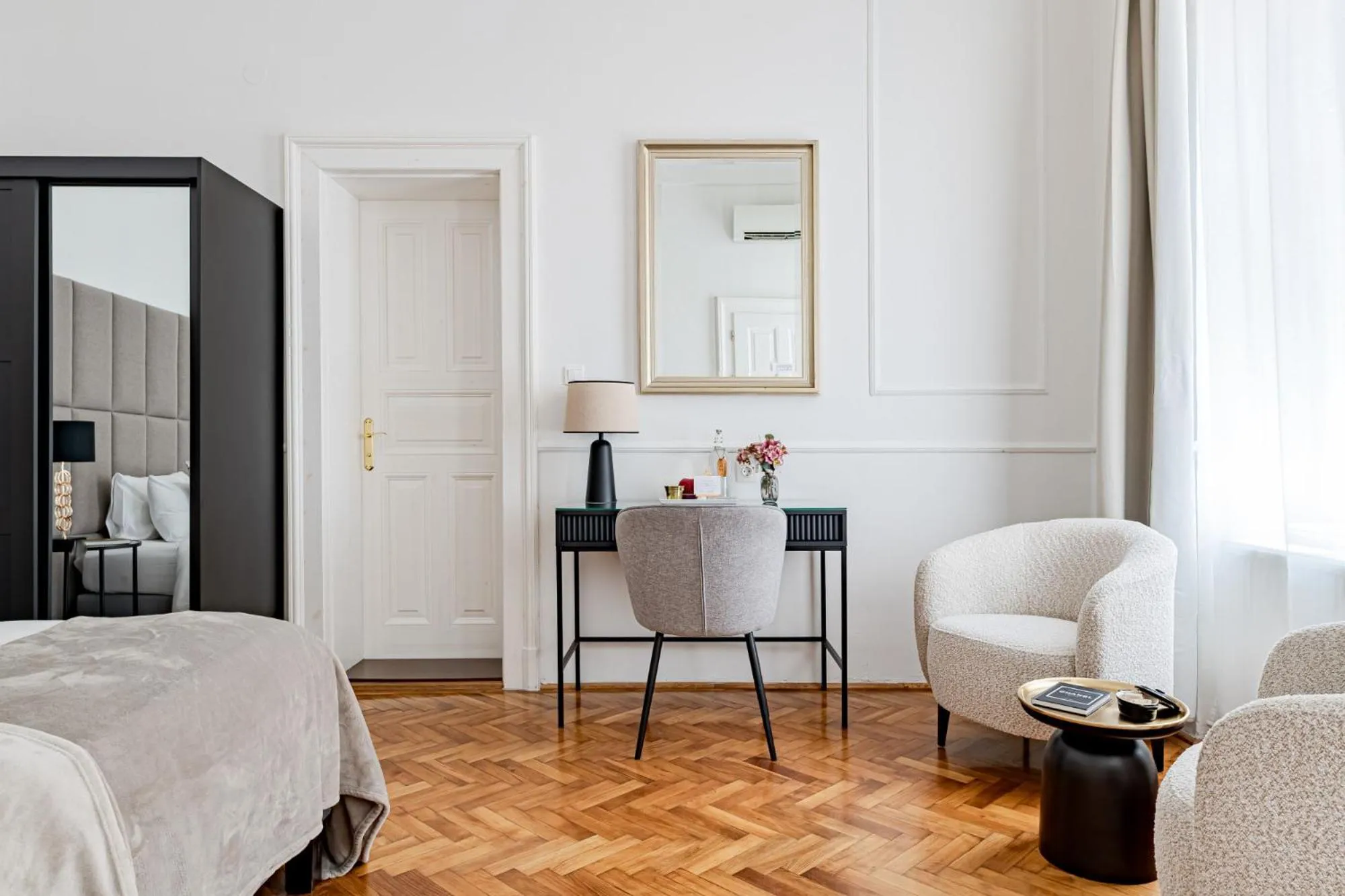 Seating area, Bed in Beletage-Boutique Hotel
