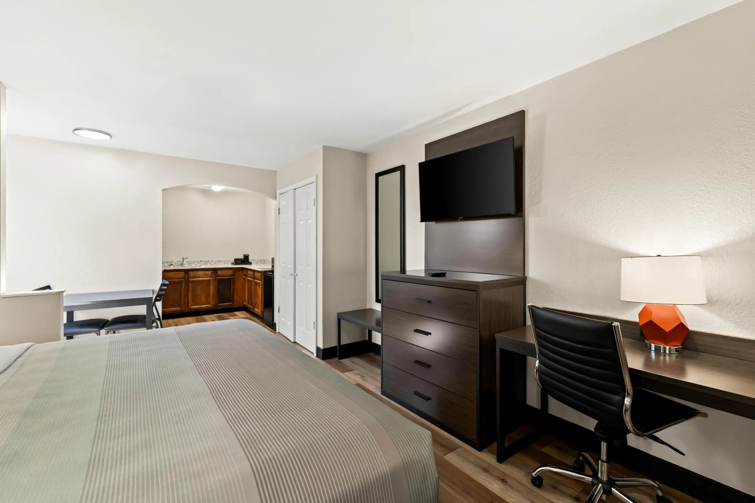 Bed in Quality Inn & Suites Dumas