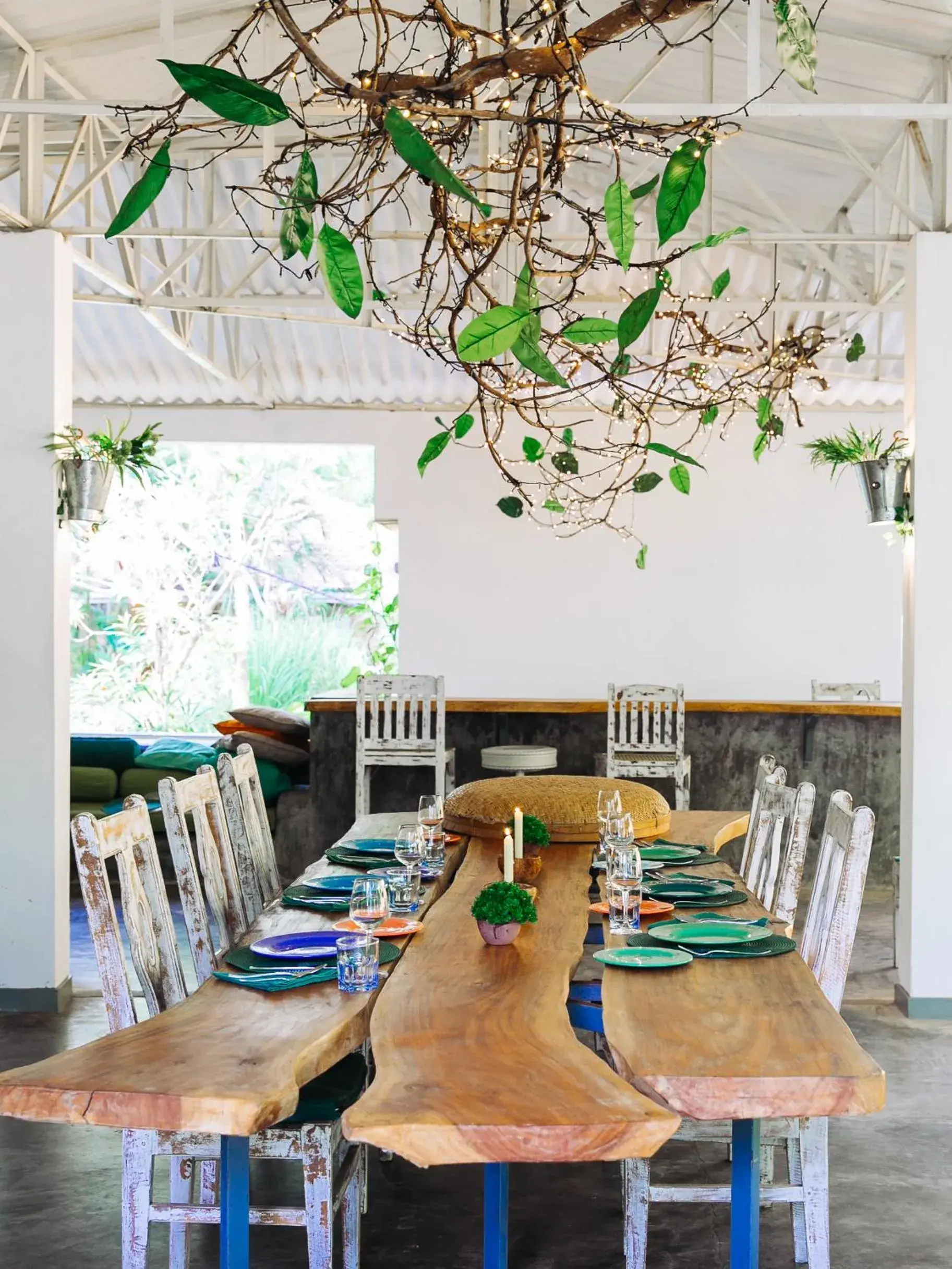 Restaurant/places to eat in FIVE Restaurant/places to eat in FIVE