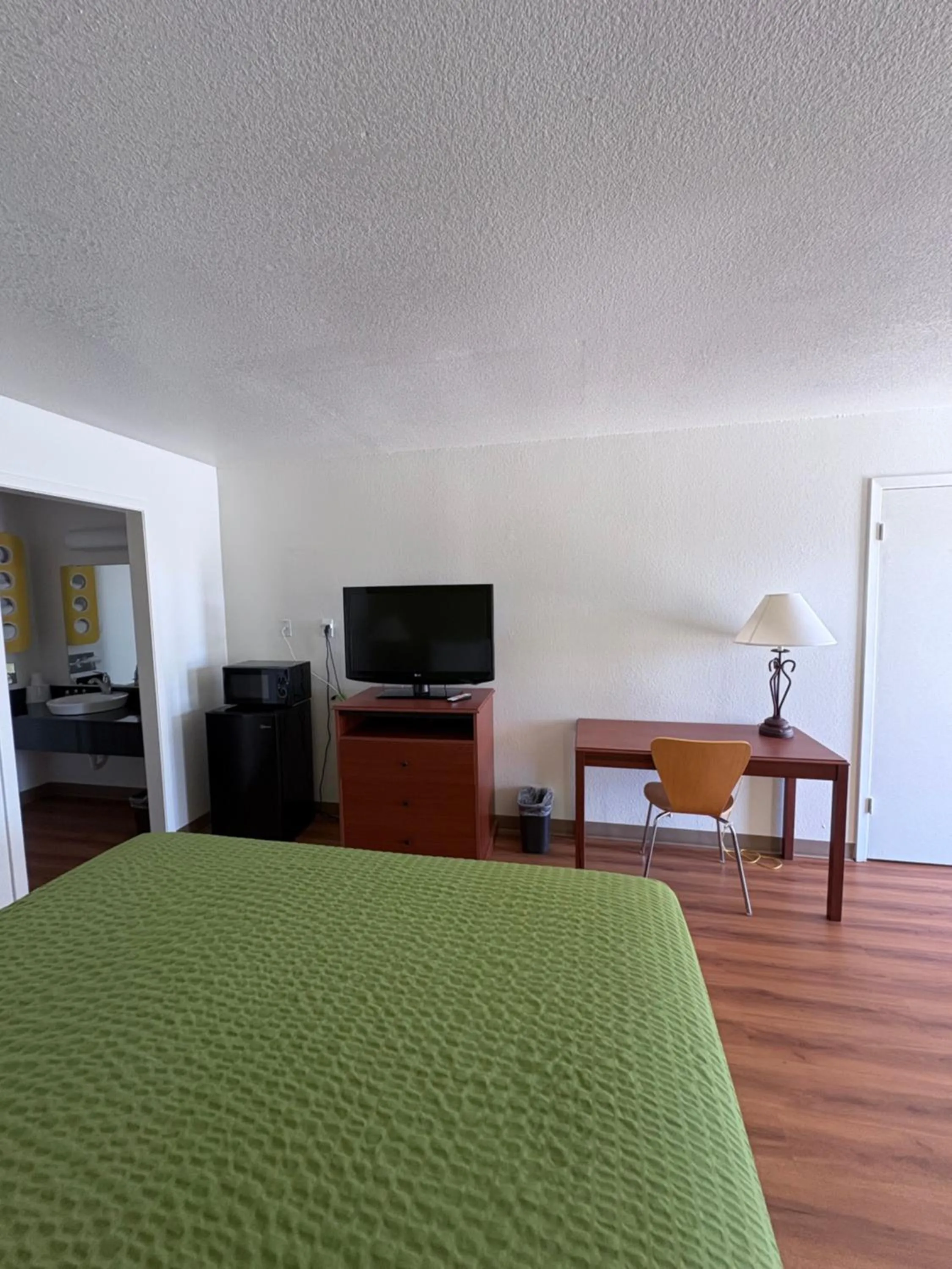 TV and multimedia, Bed in Econo Lodge