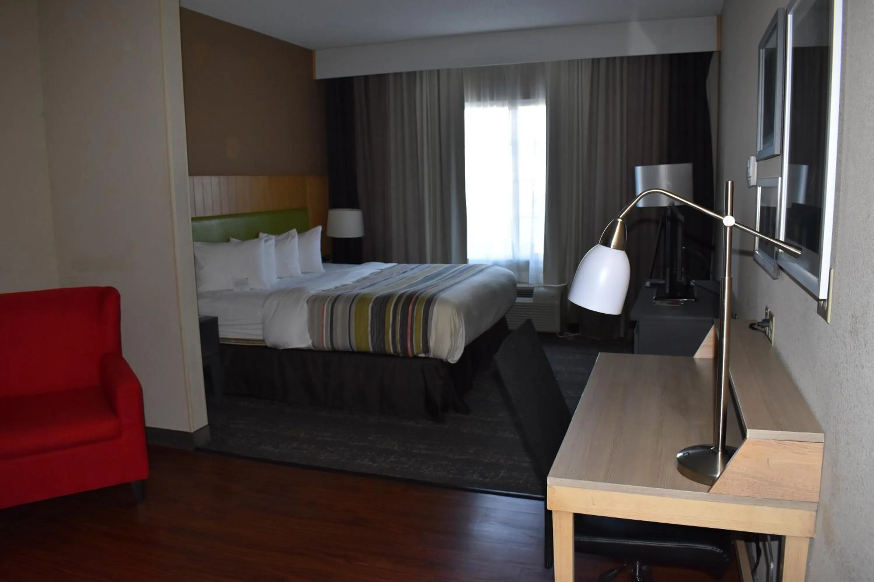 Bed in Country Inn & Suites by Radisson, Hagerstown, MD