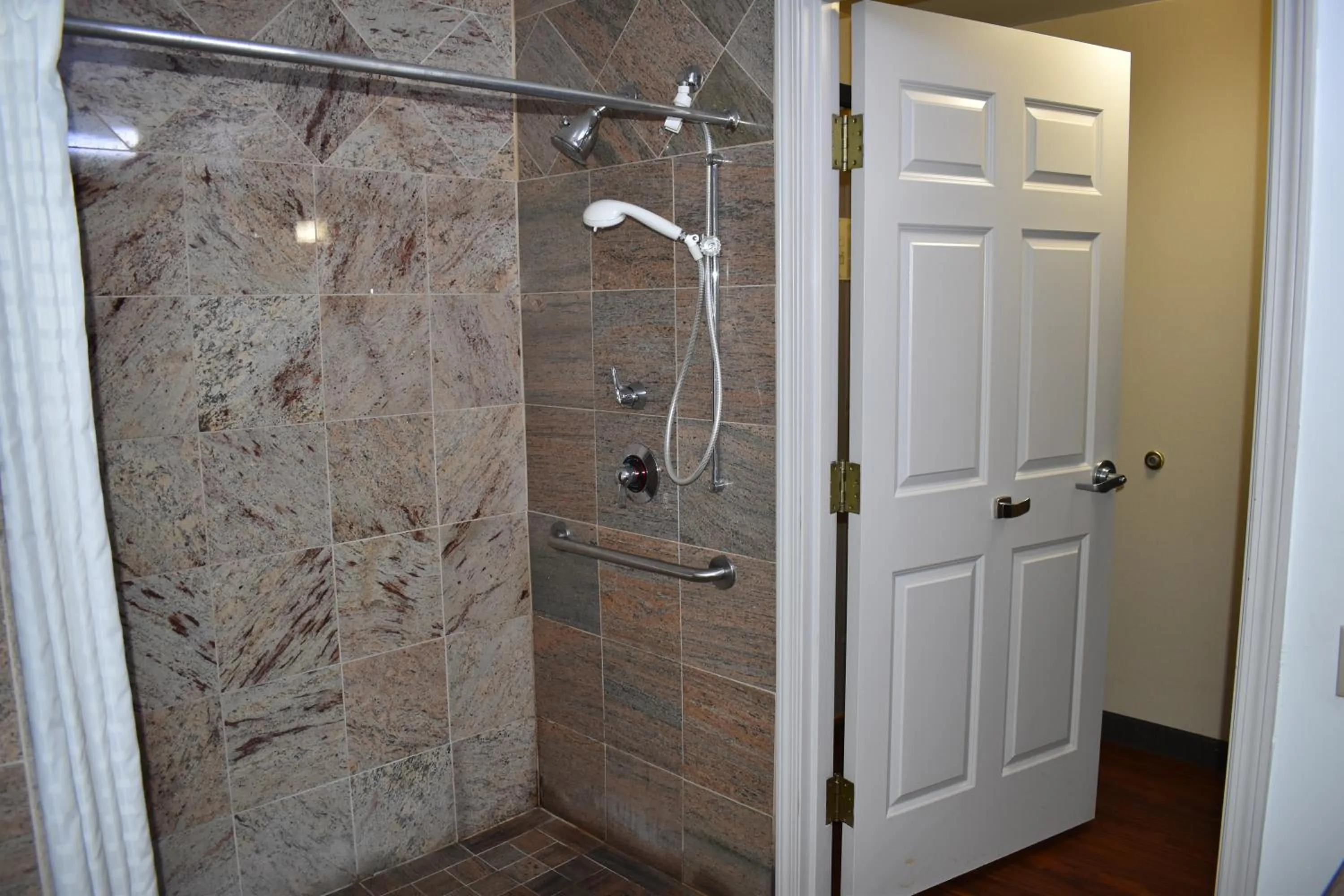 Bathroom in Country Inn & Suites by Radisson, Hagerstown, MD