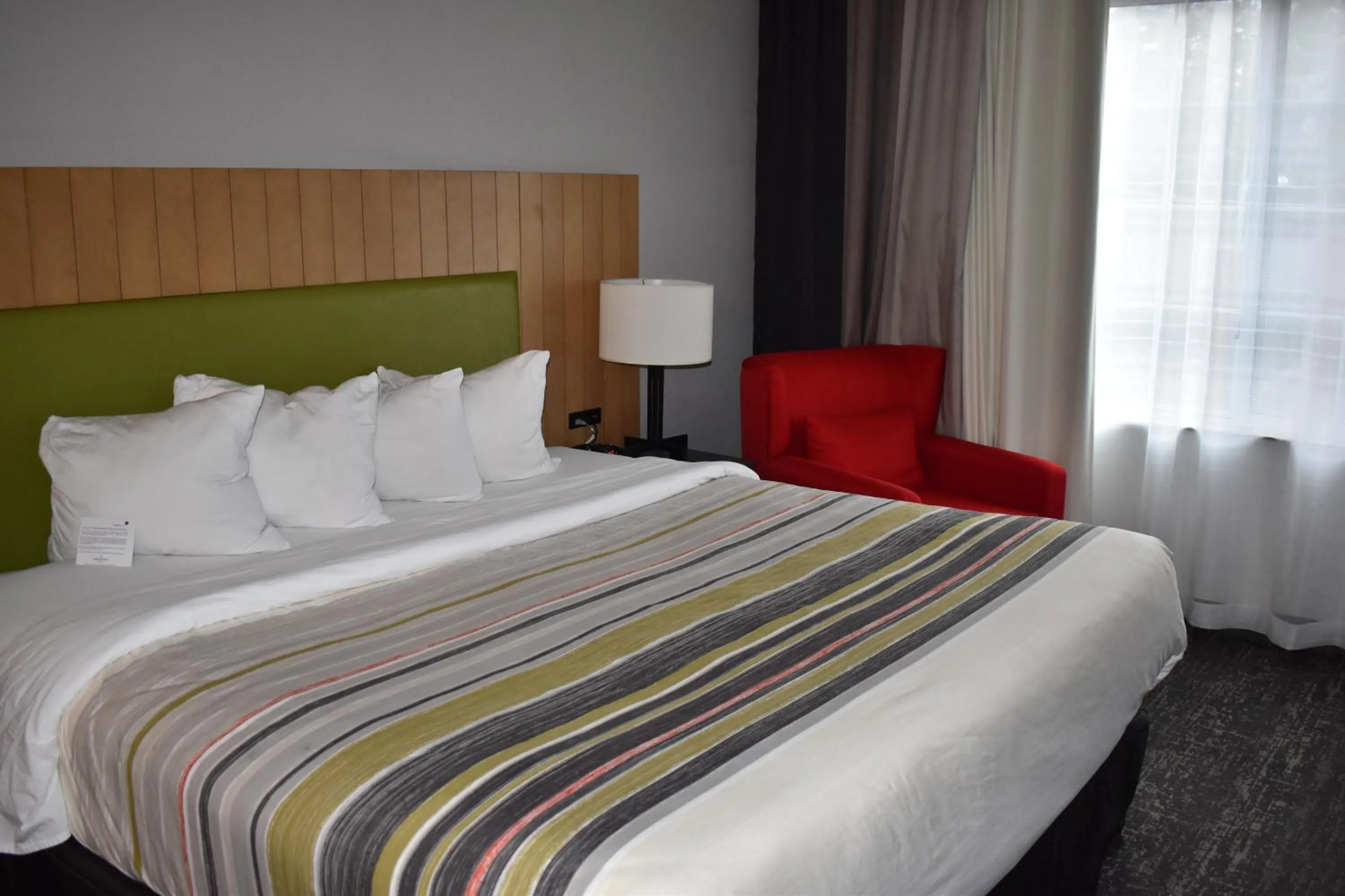 Bed in Country Inn & Suites by Radisson, Hagerstown, MD