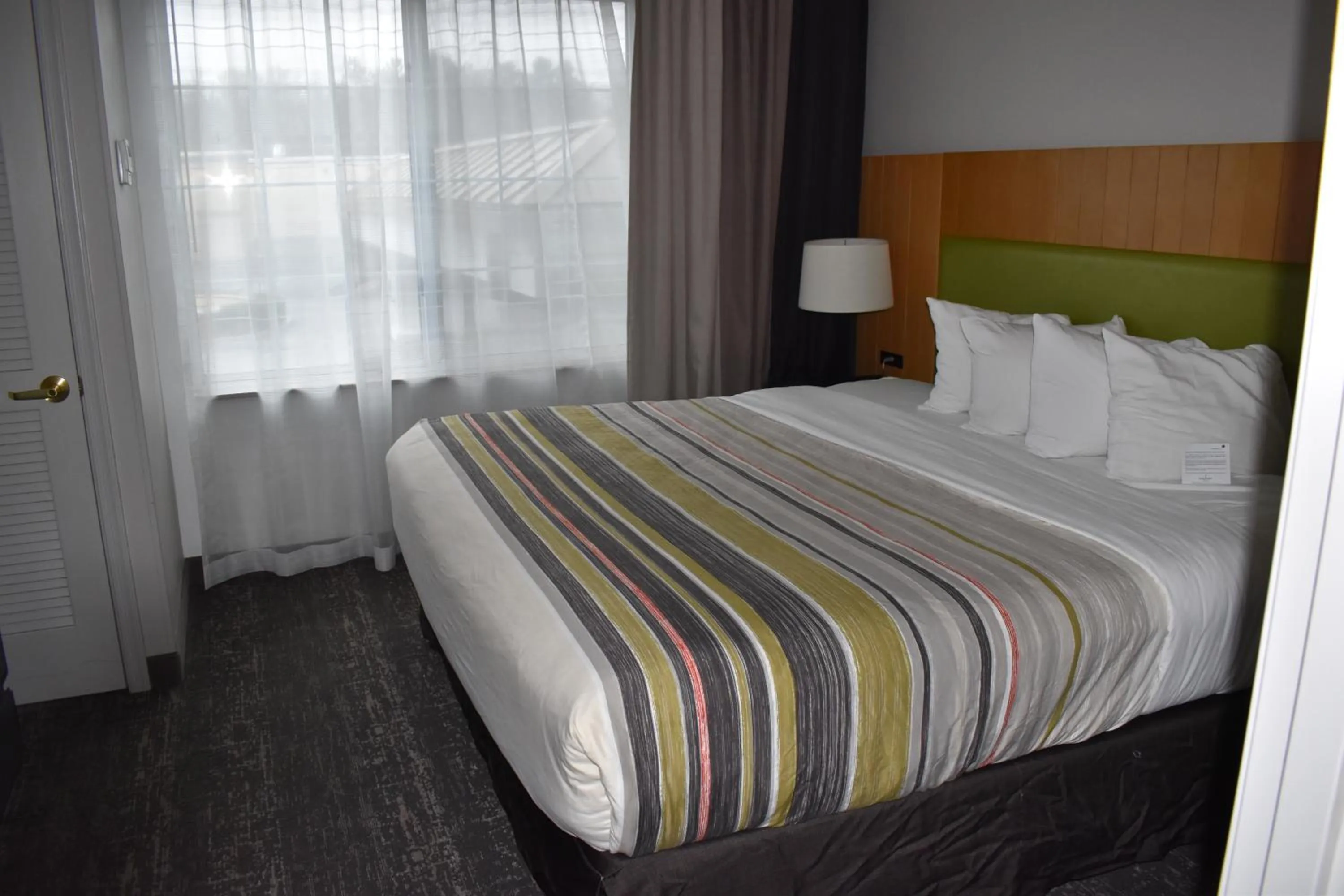 Bed in Country Inn & Suites by Radisson, Hagerstown, MD