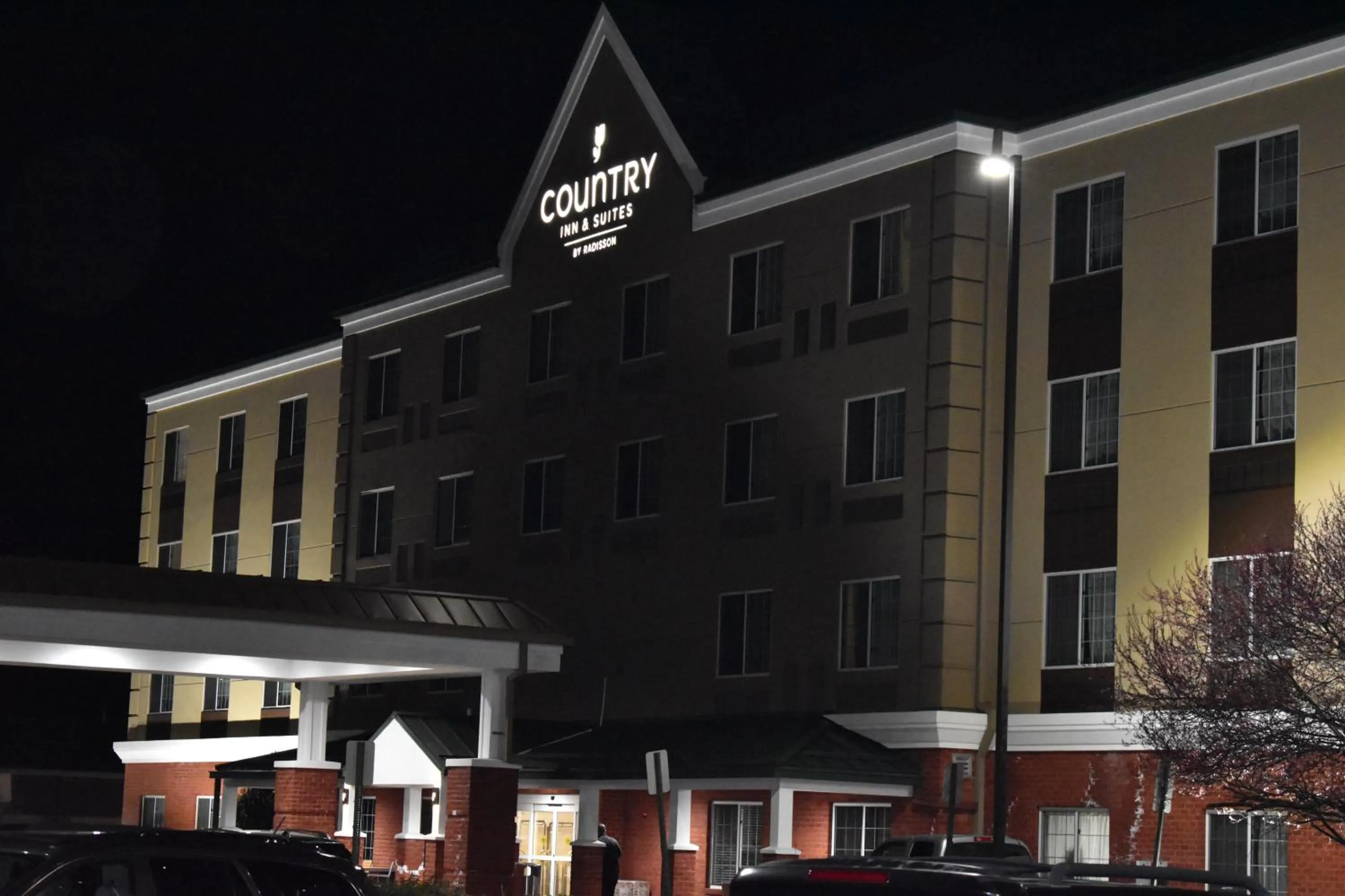 Property building in Country Inn & Suites by Radisson, Hagerstown, MD