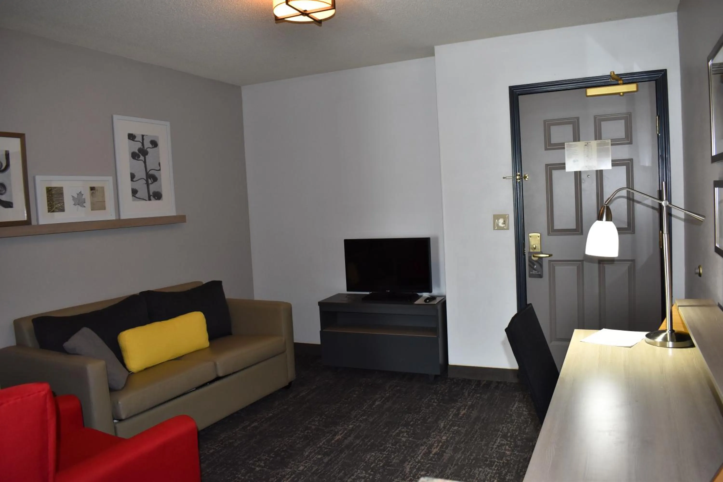 Living room in Country Inn & Suites by Radisson, Hagerstown, MD