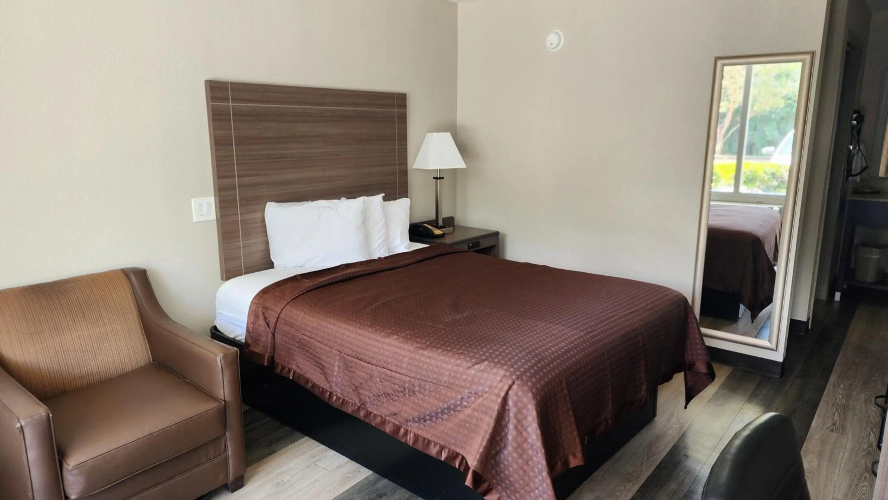 Bed in Days Inn by Wyndham Seguin TX