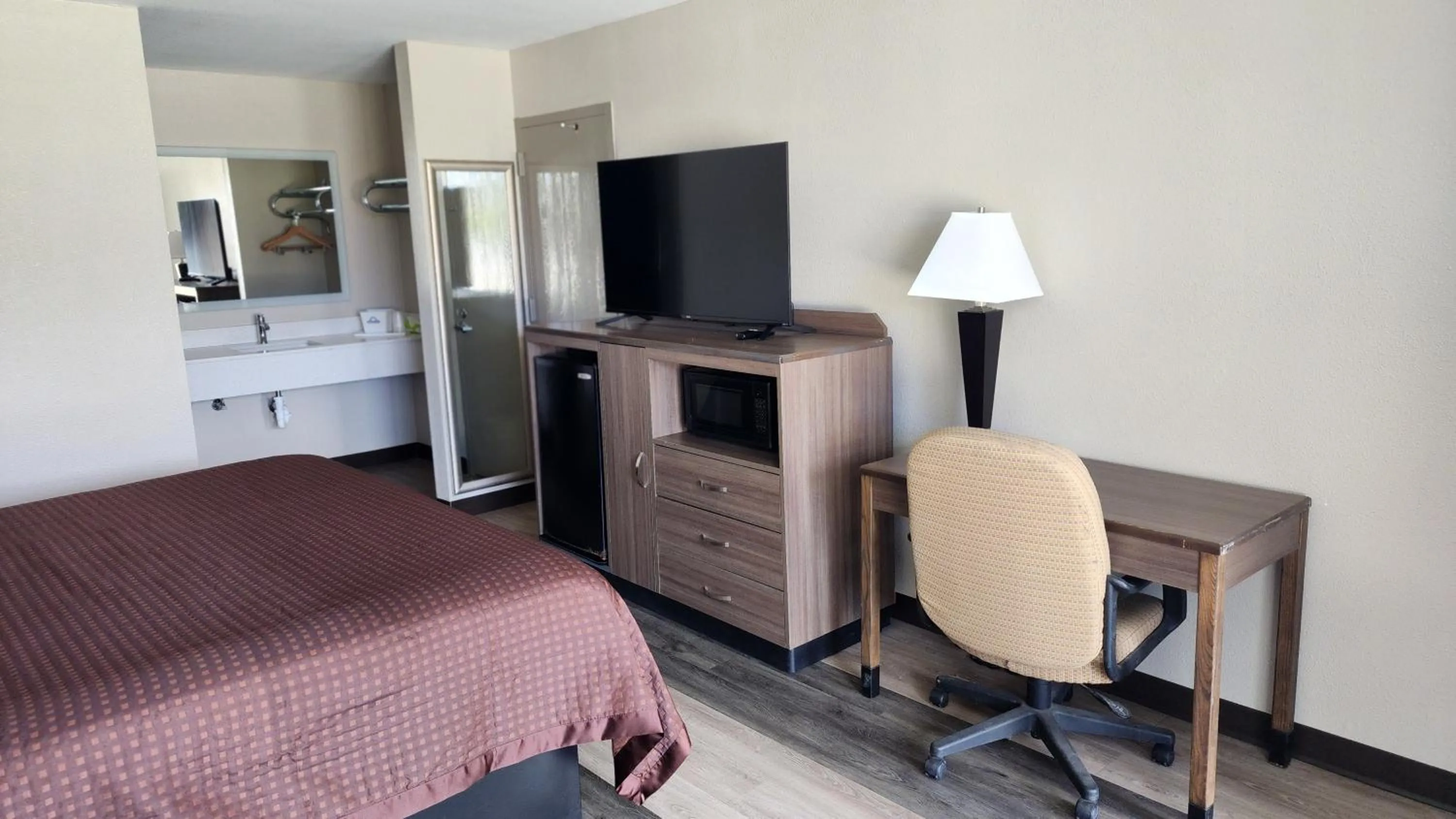 Bed in Days Inn by Wyndham Seguin TX