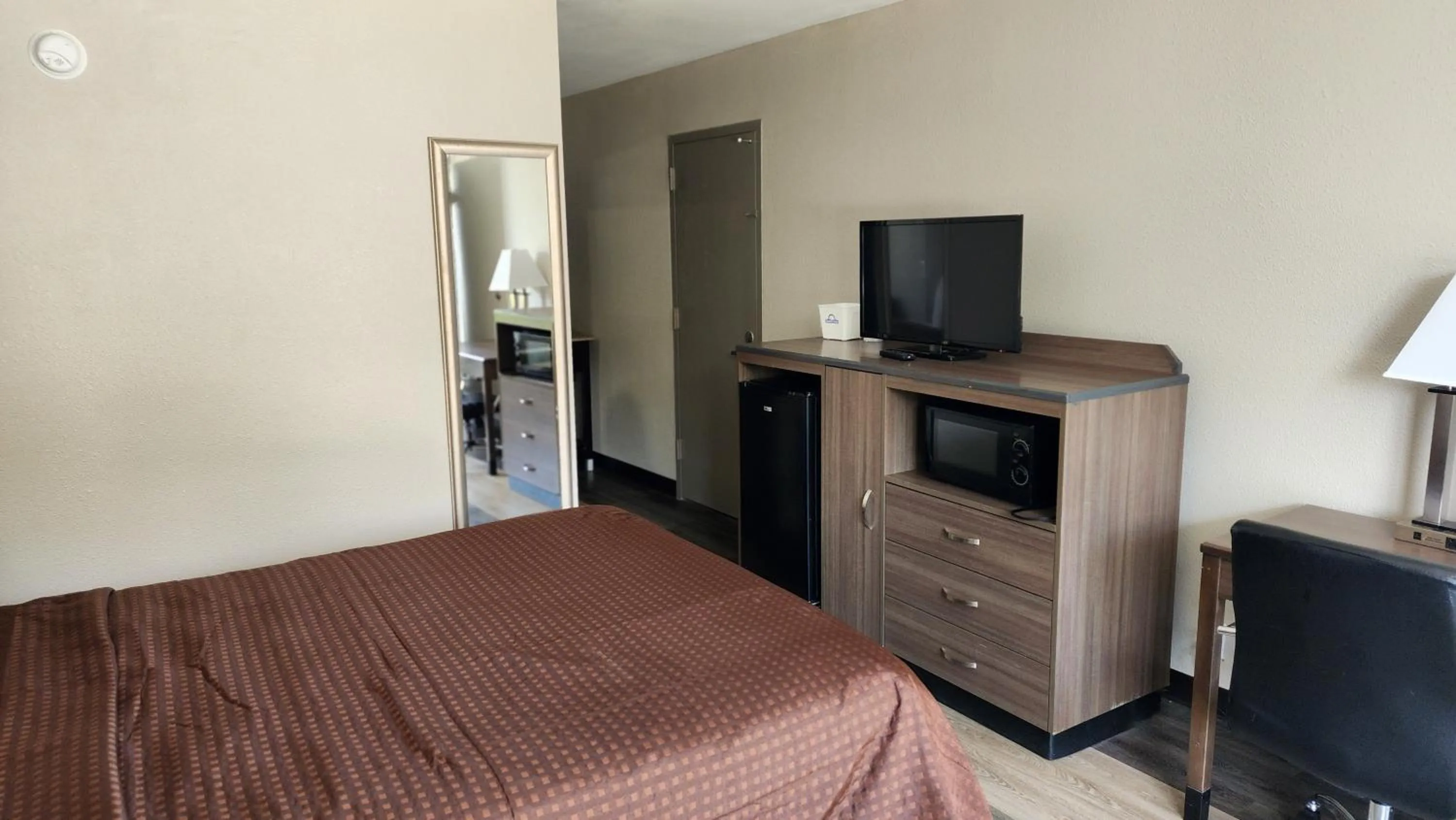 Bedroom, Bed in Days Inn by Wyndham Seguin TX