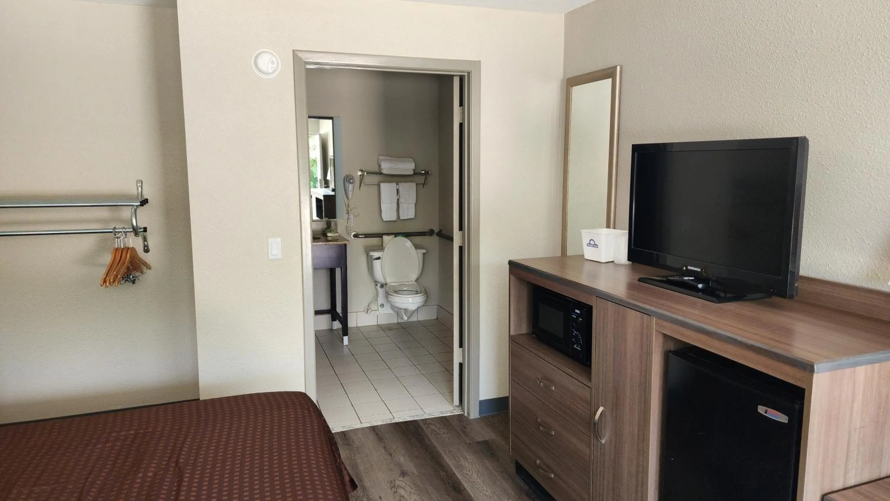 Bathroom, Bed in Days Inn by Wyndham Seguin TX