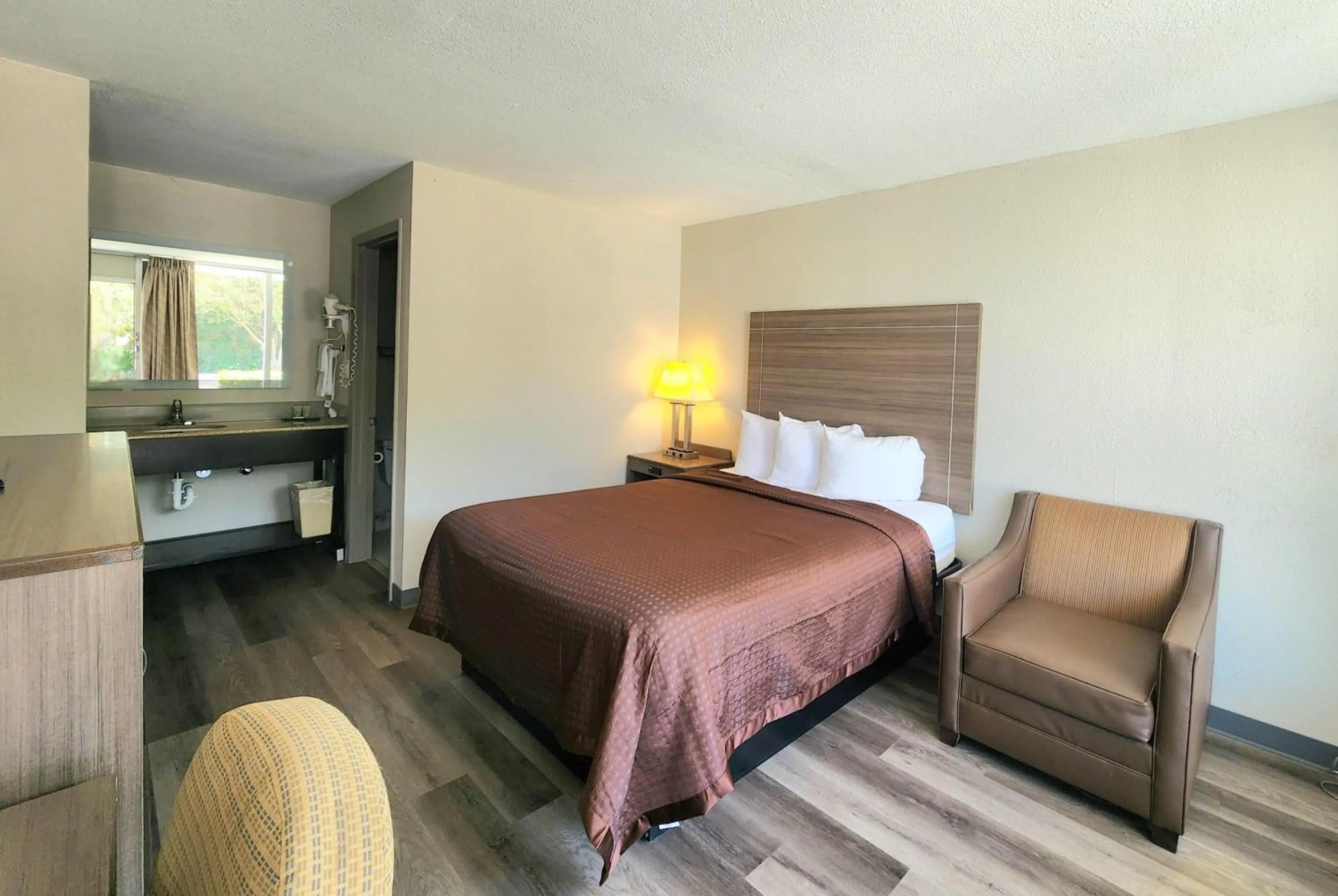 Photo of the whole room, Bed in Days Inn by Wyndham Seguin TX