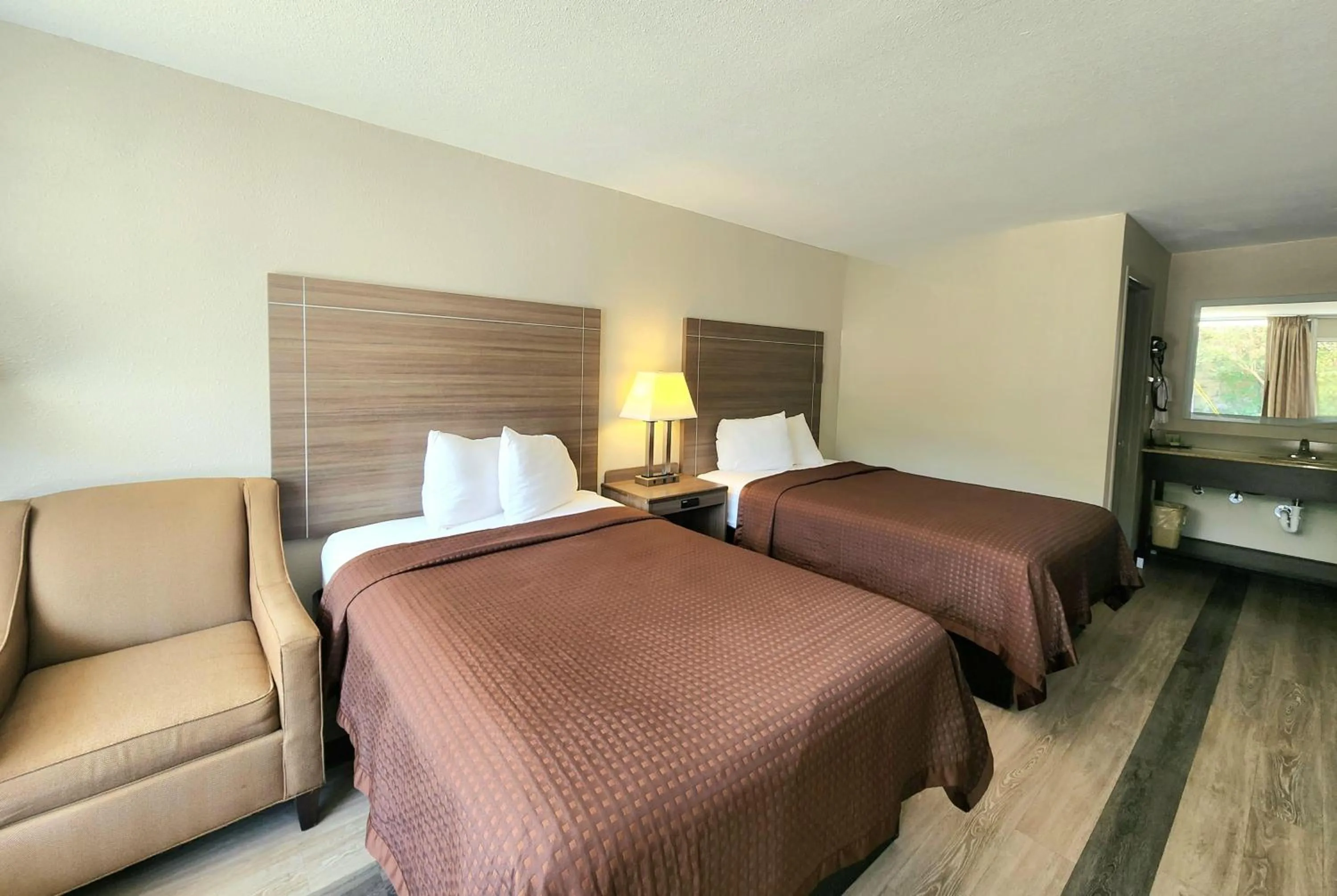Photo of the whole room, Bed in Days Inn by Wyndham Seguin TX