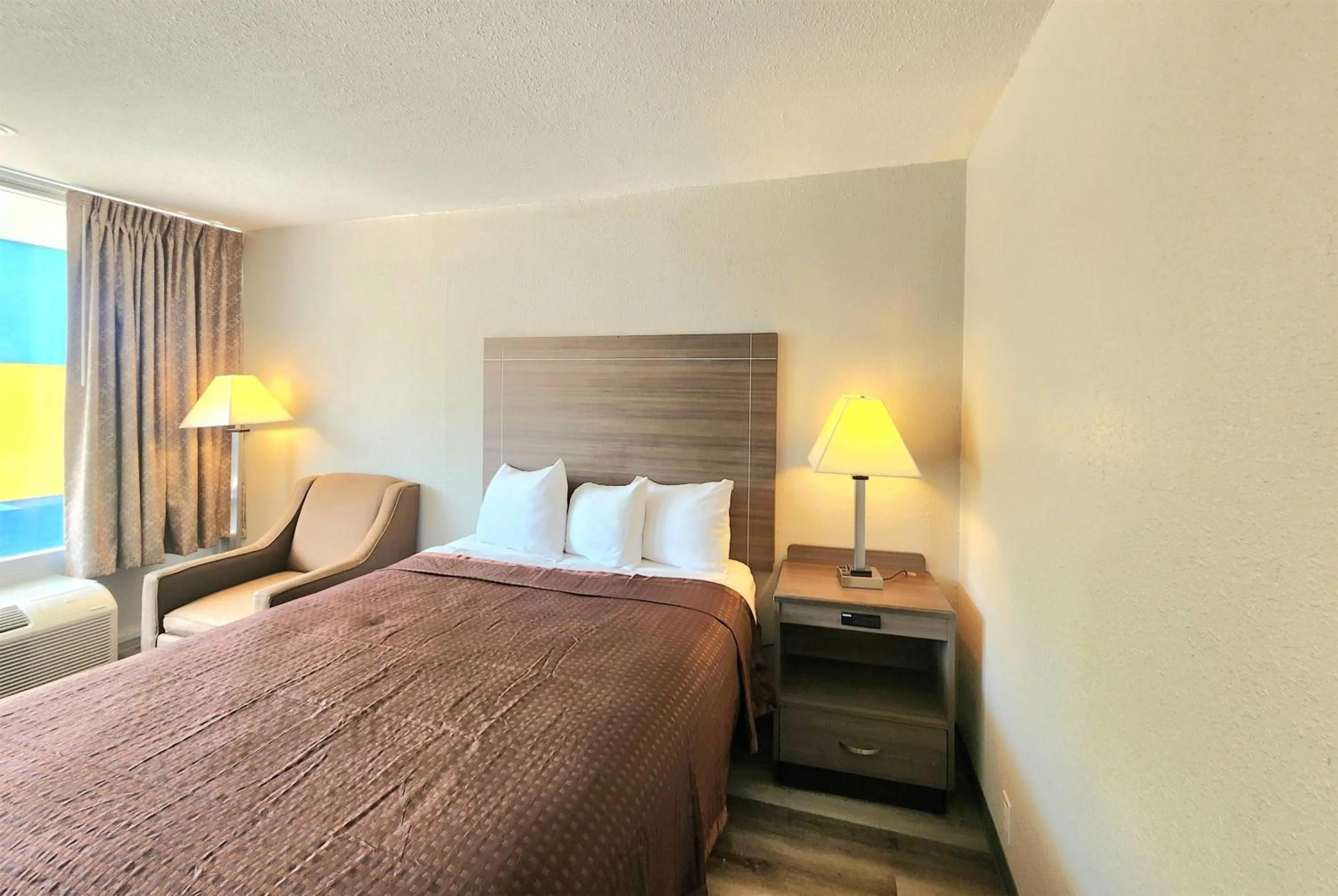 Photo of the whole room, Bed in Days Inn by Wyndham Seguin TX