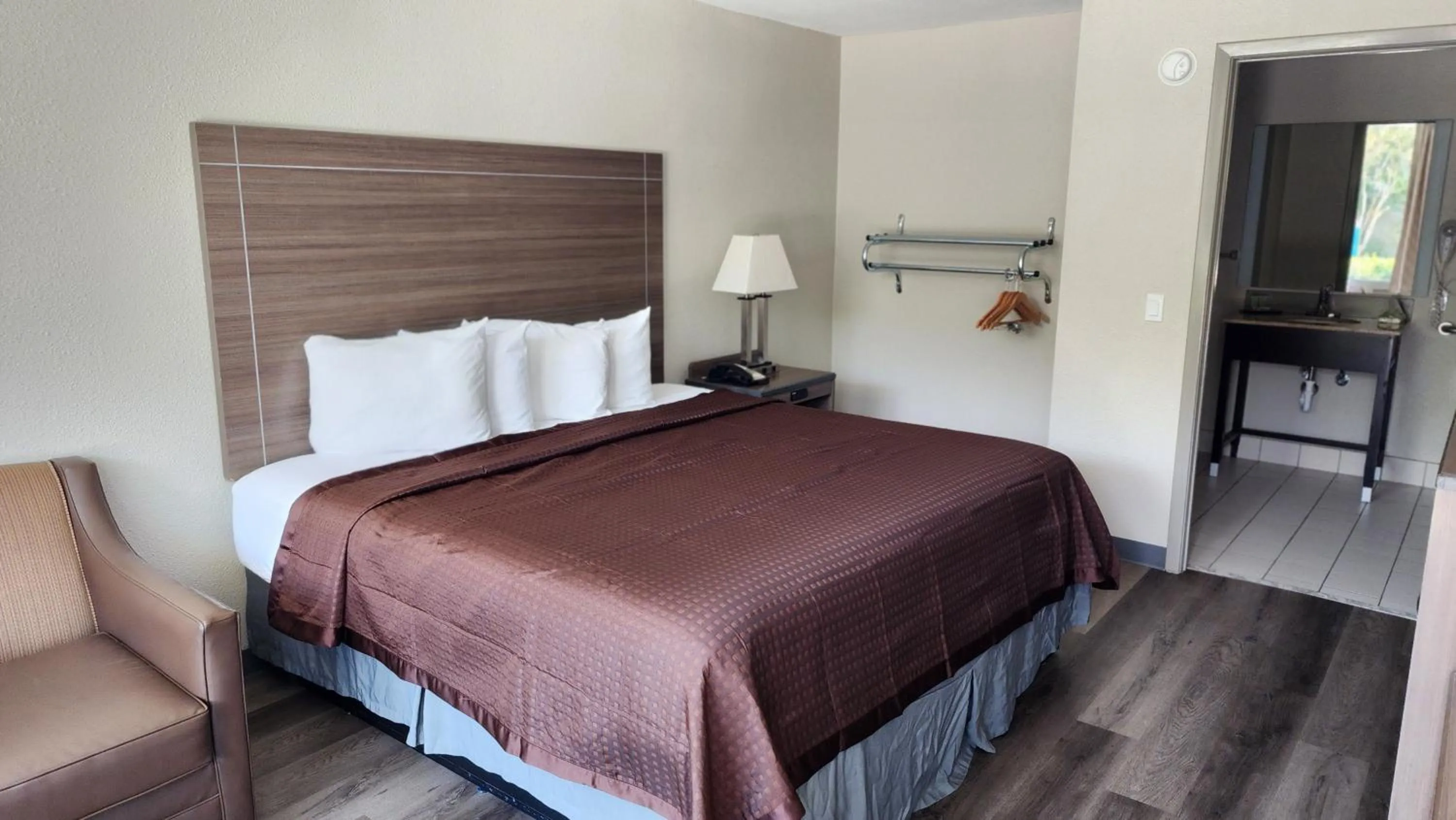 Bed in Days Inn by Wyndham Seguin TX