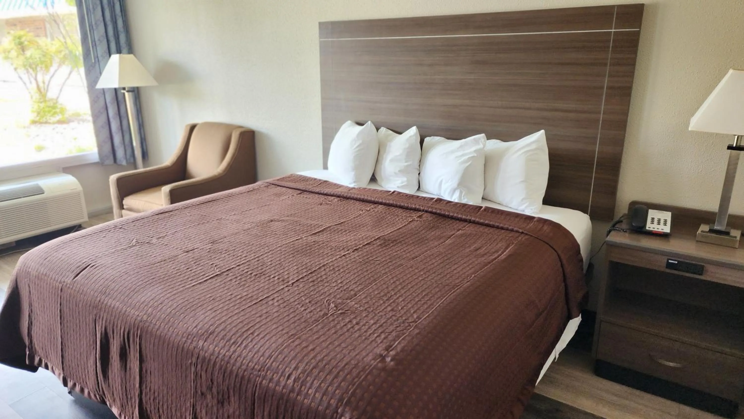 Bed in Days Inn by Wyndham Seguin TX