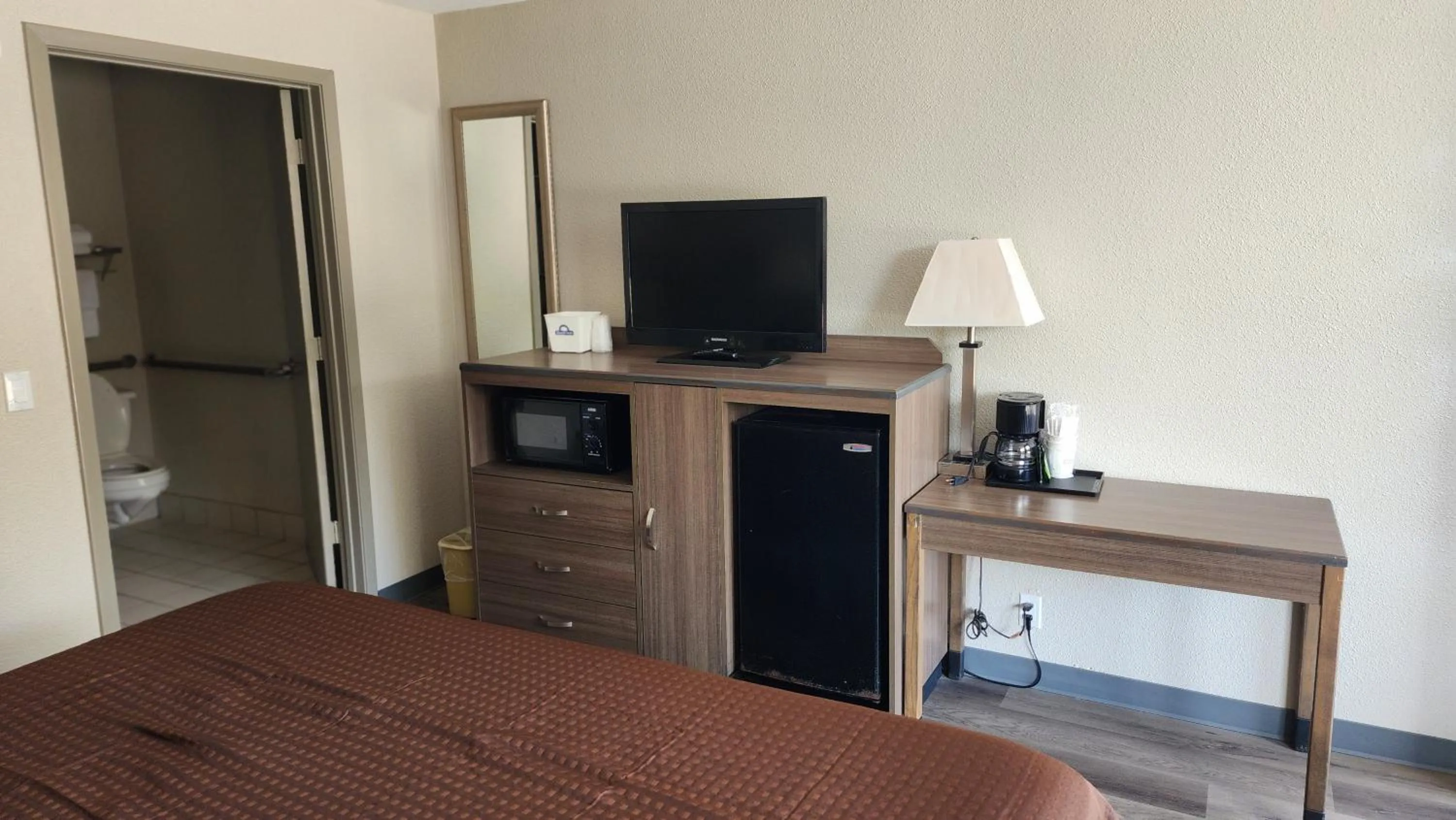 Bedroom, Bed in Days Inn by Wyndham Seguin TX