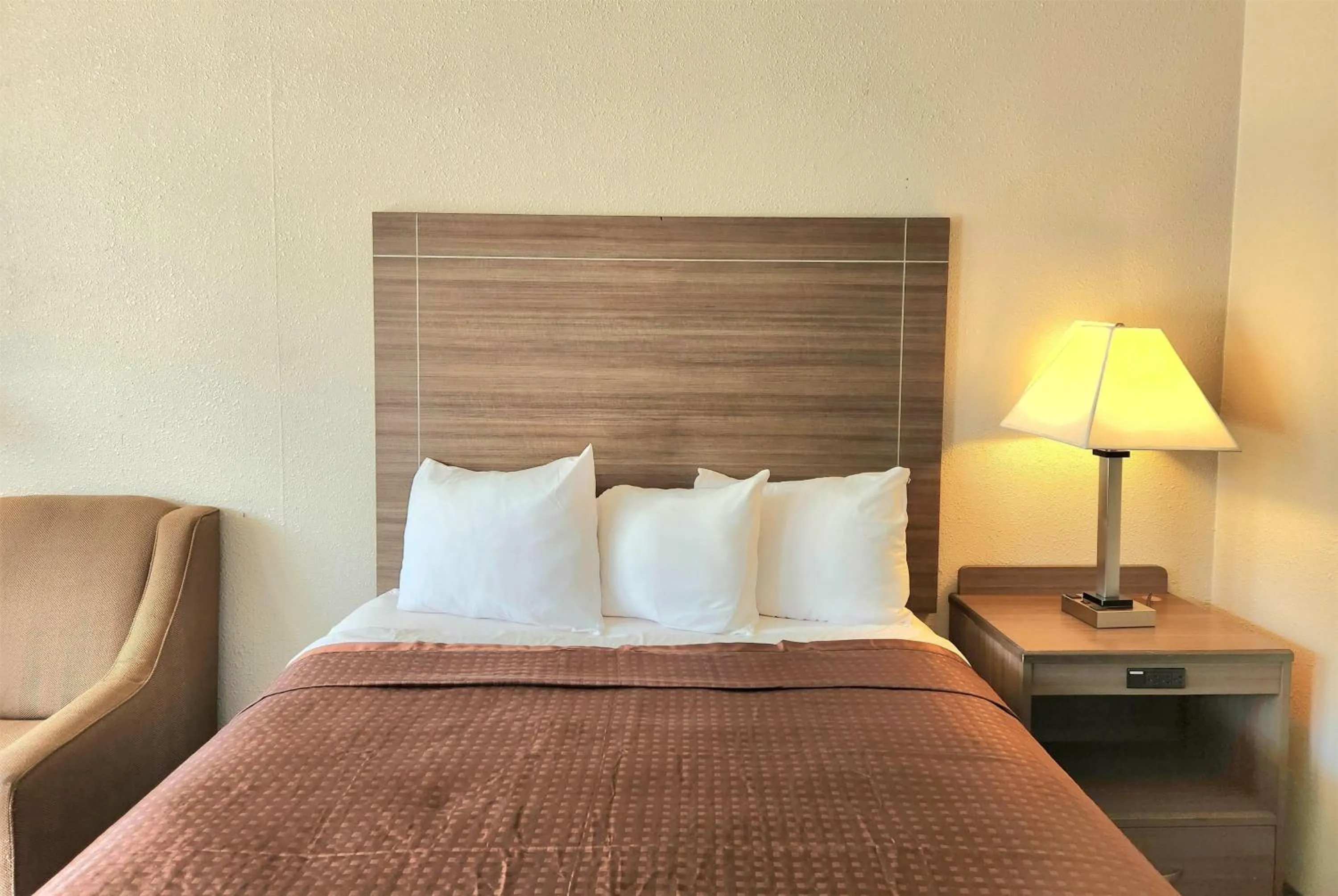 Photo of the whole room, Bed in Days Inn by Wyndham Seguin TX