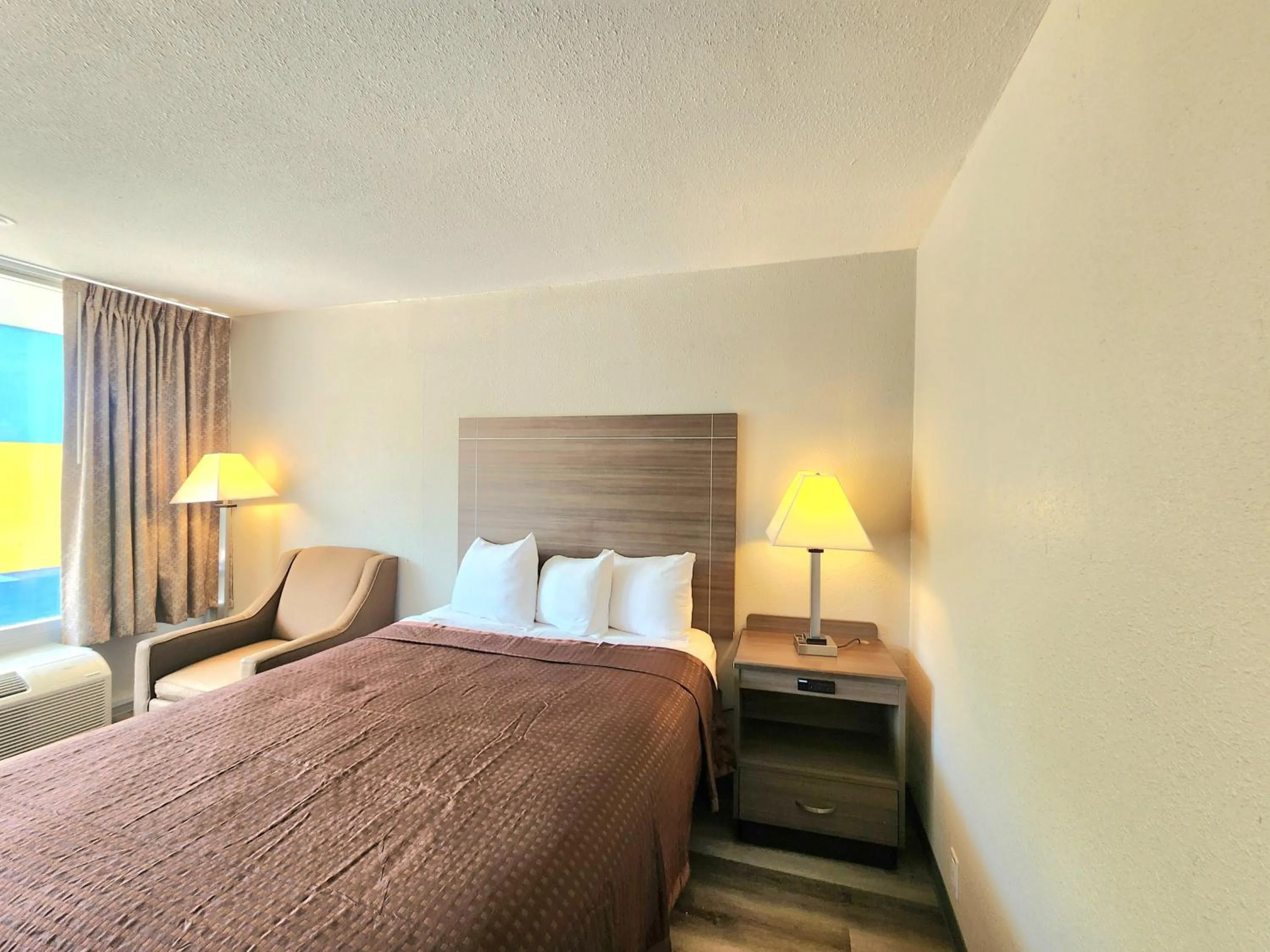 Bed in Days Inn by Wyndham Seguin TX