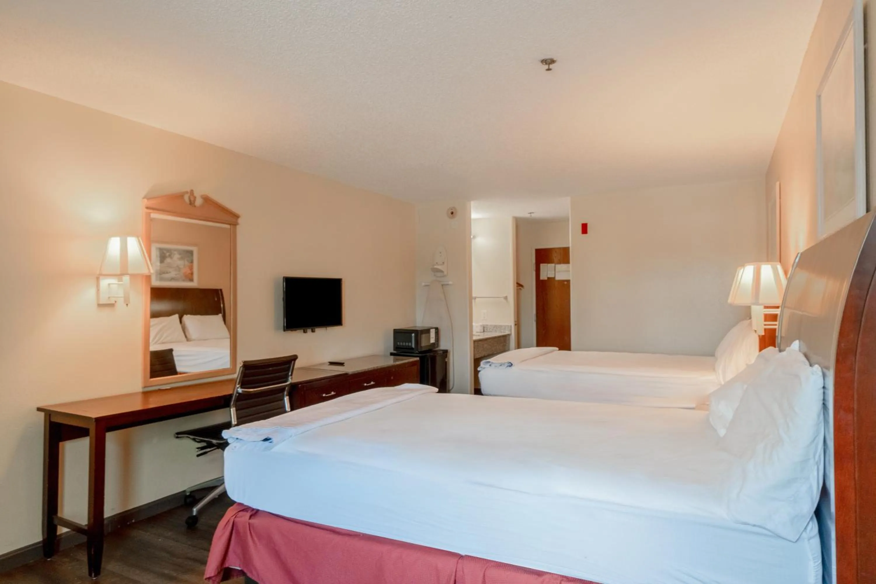 Bedroom, Bed in Capital O Fairway Inn - Baytown La Porte TX