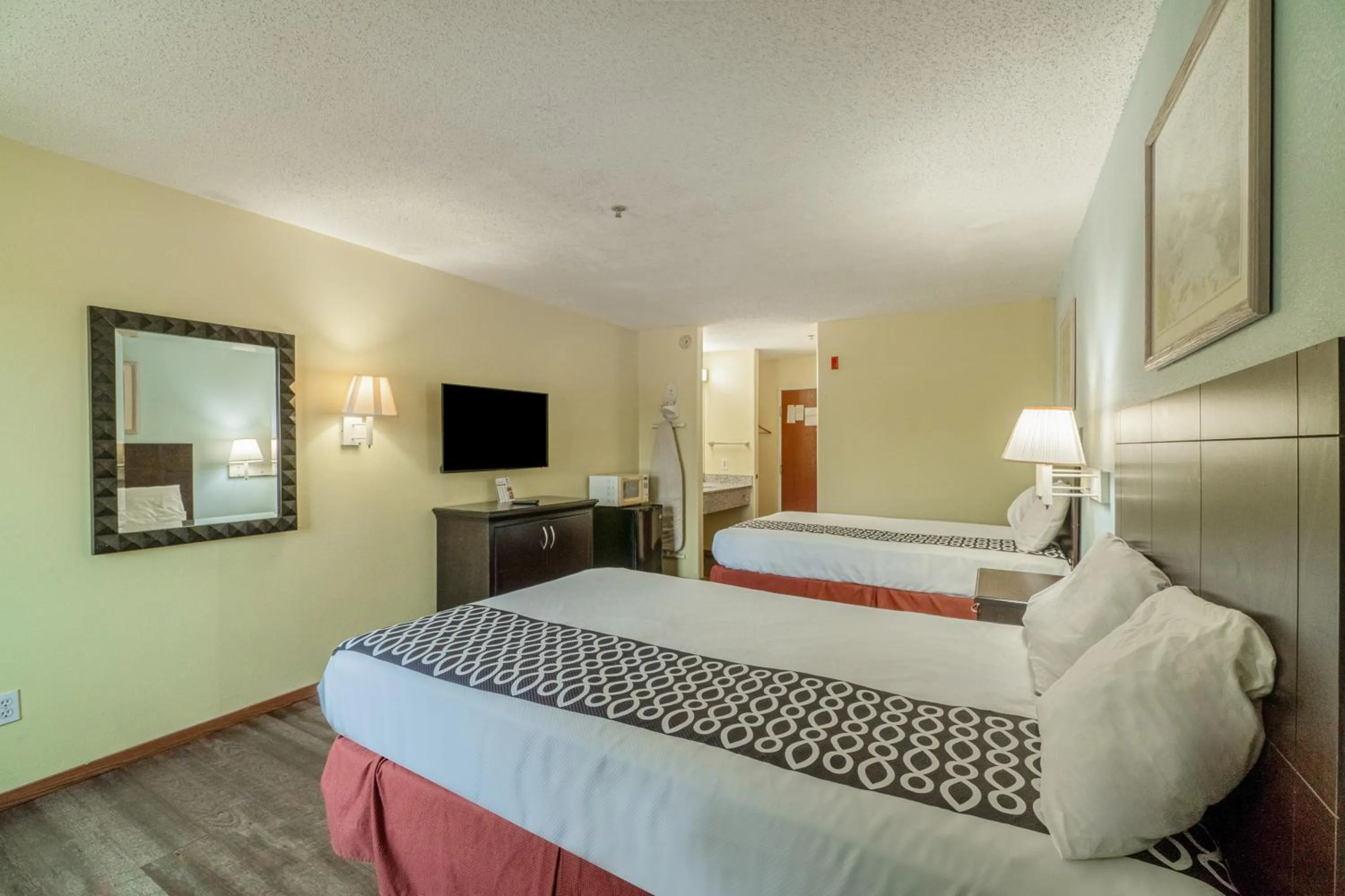 Bedroom, Bed in Capital O Fairway Inn - Baytown La Porte TX