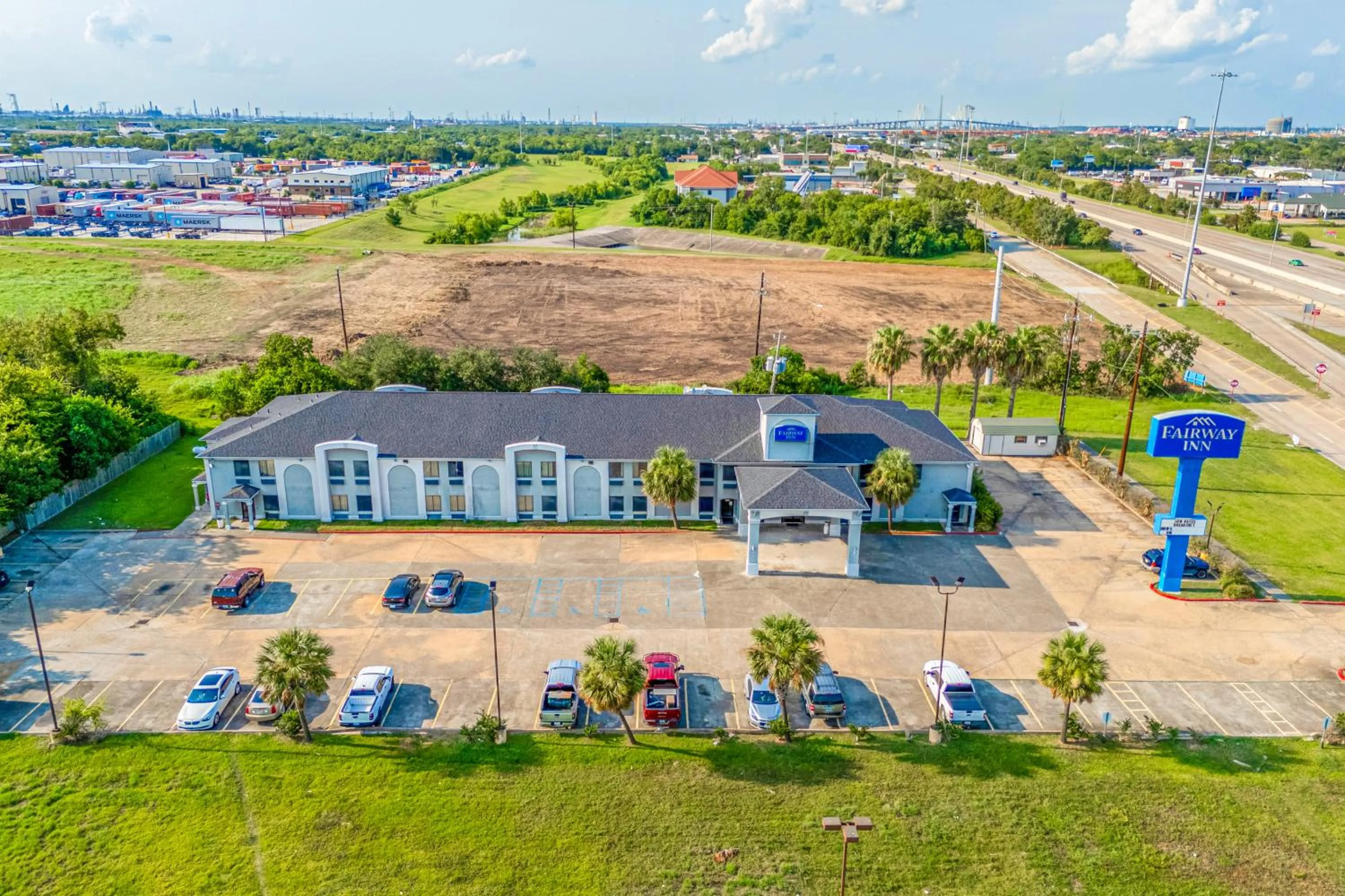 Parking in Capital O Fairway Inn - Baytown La Porte TX