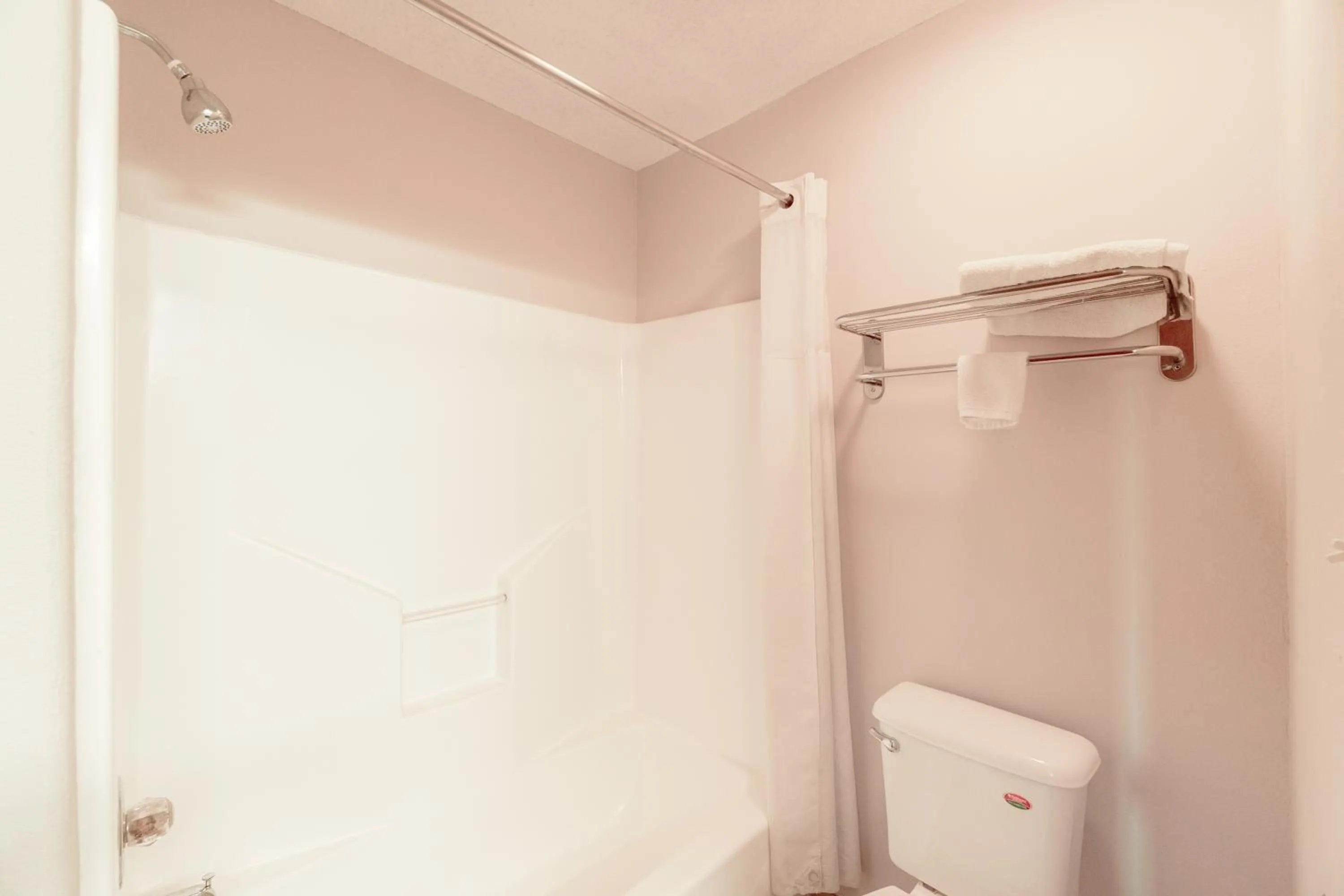 Bathroom in Capital O Fairway Inn - Baytown La Porte TX