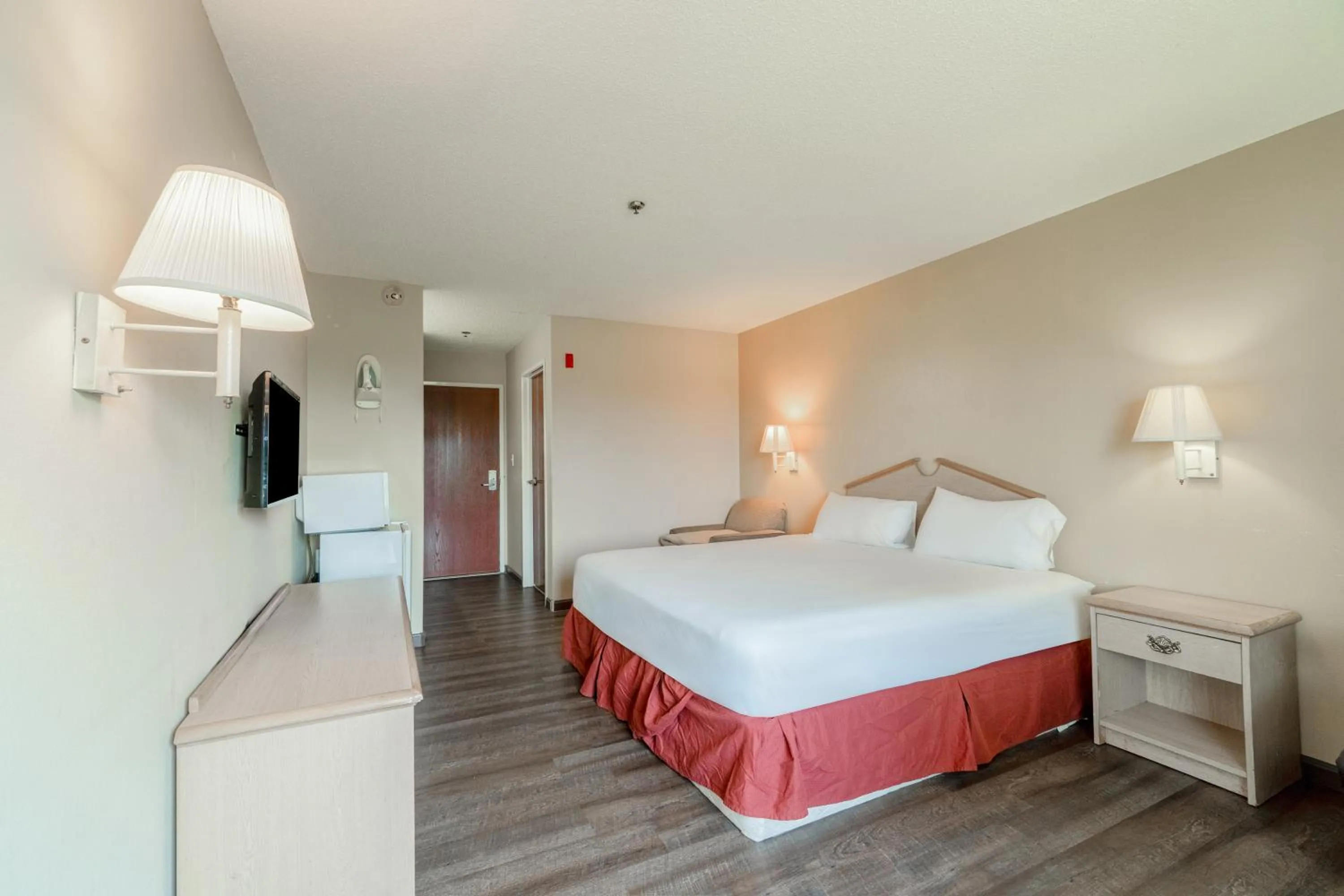 Bedroom, Bed in Capital O Fairway Inn - Baytown La Porte TX