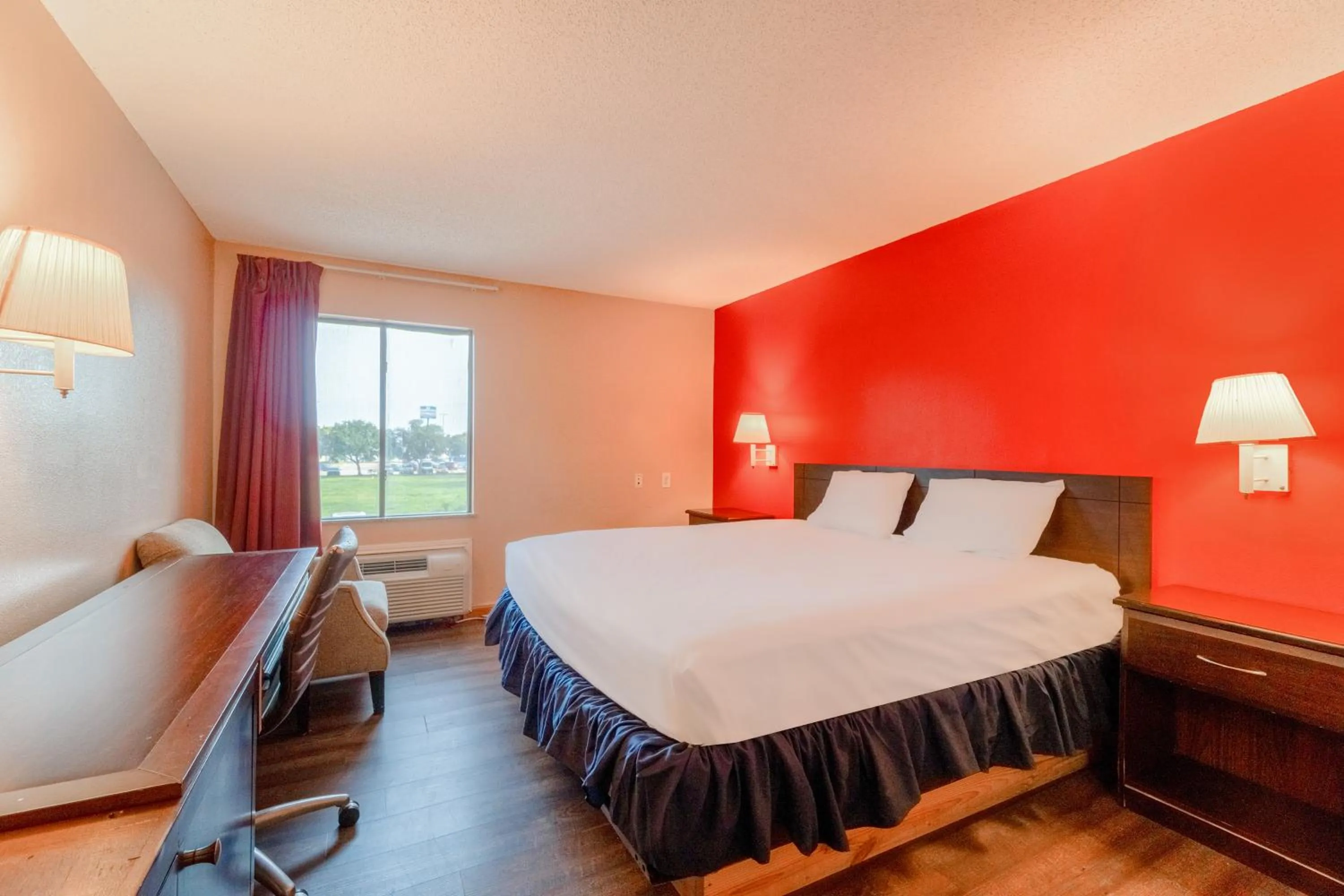 Bedroom, Bed in Capital O Fairway Inn - Baytown La Porte TX