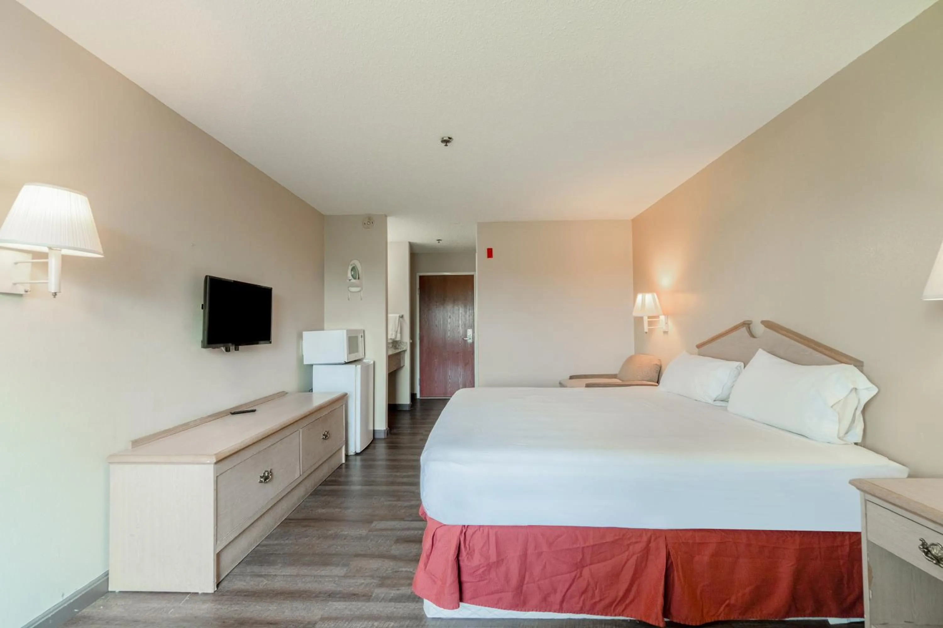 Bedroom, Bed in Capital O Fairway Inn - Baytown La Porte TX