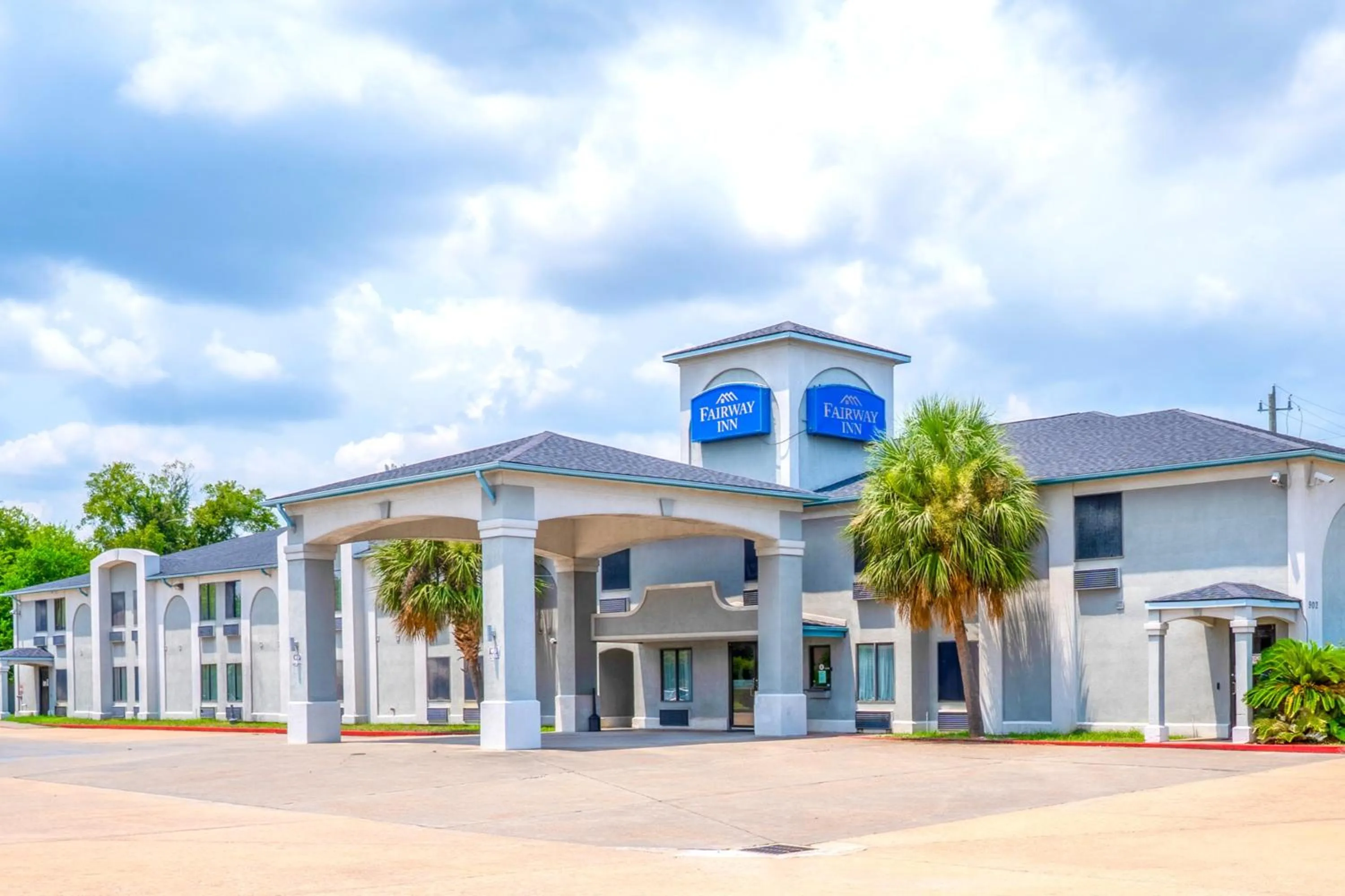 Property building in Capital O Fairway Inn - Baytown La Porte TX