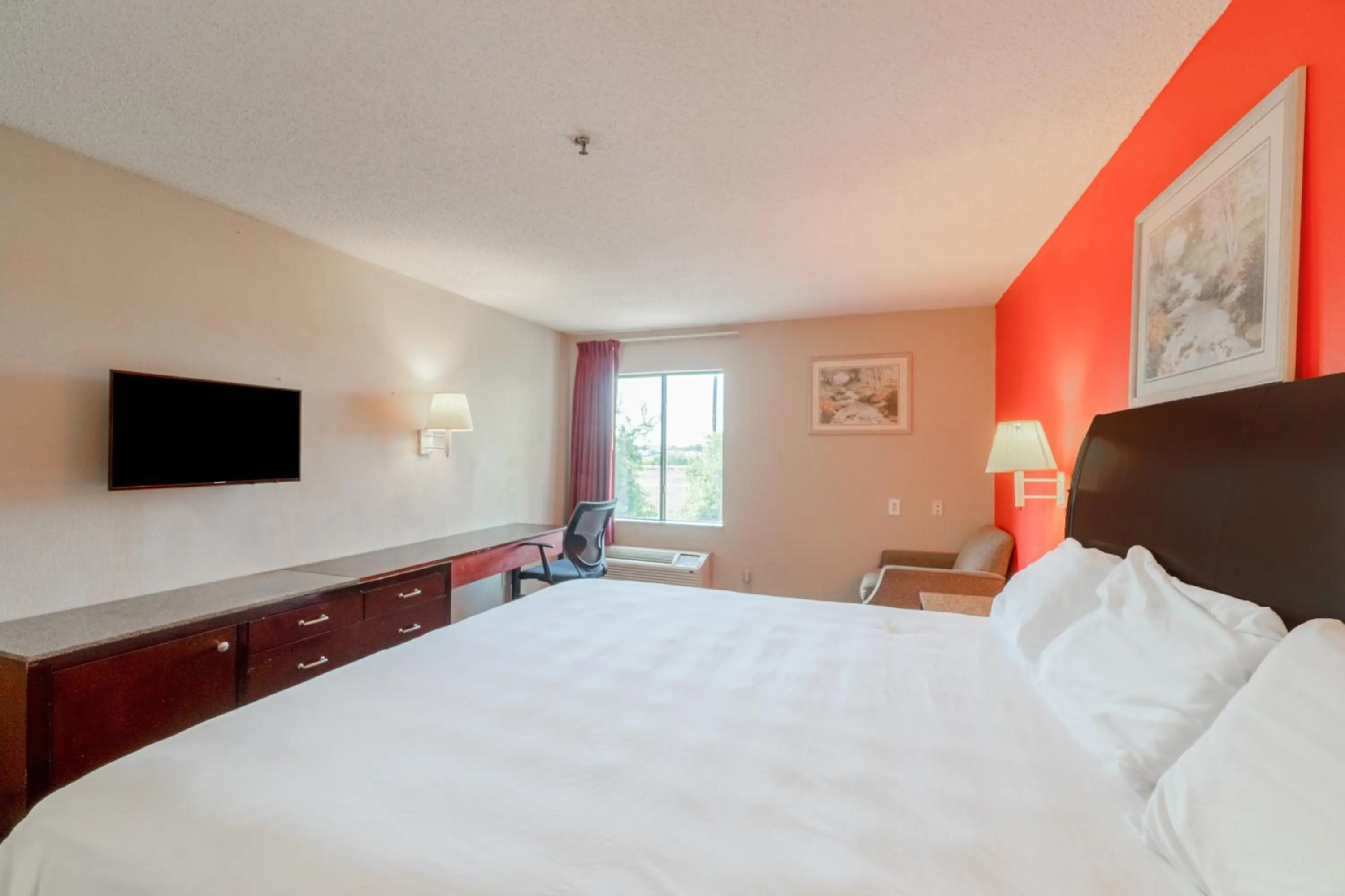 Bedroom, Bed in Capital O Fairway Inn - Baytown La Porte TX