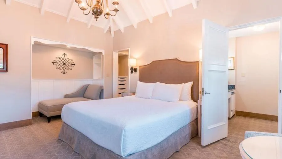 Bedroom, Bed in Normandy Inn