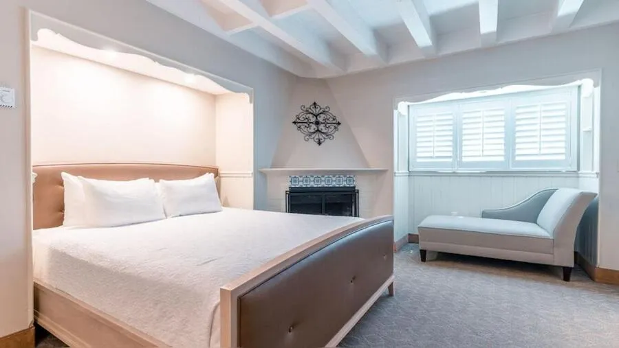 Bedroom, Bed in Normandy Inn