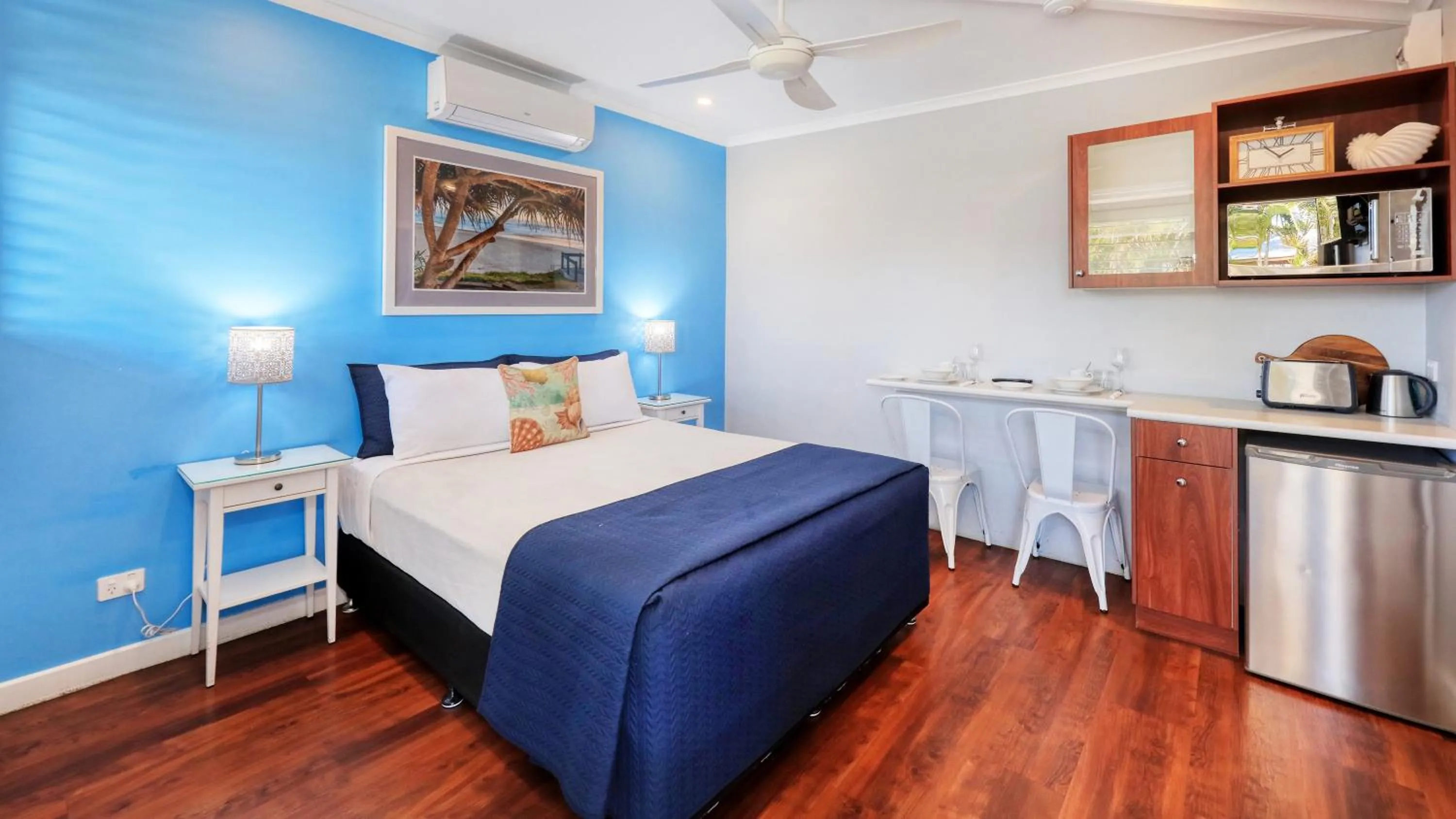 Decorative detail, Bed in Almare Tourist Motel