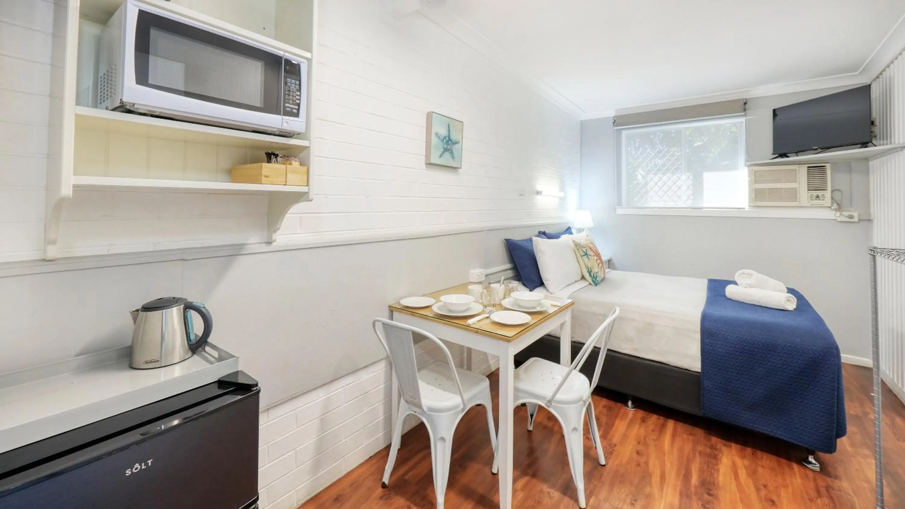 microwave in Almare Tourist Motel