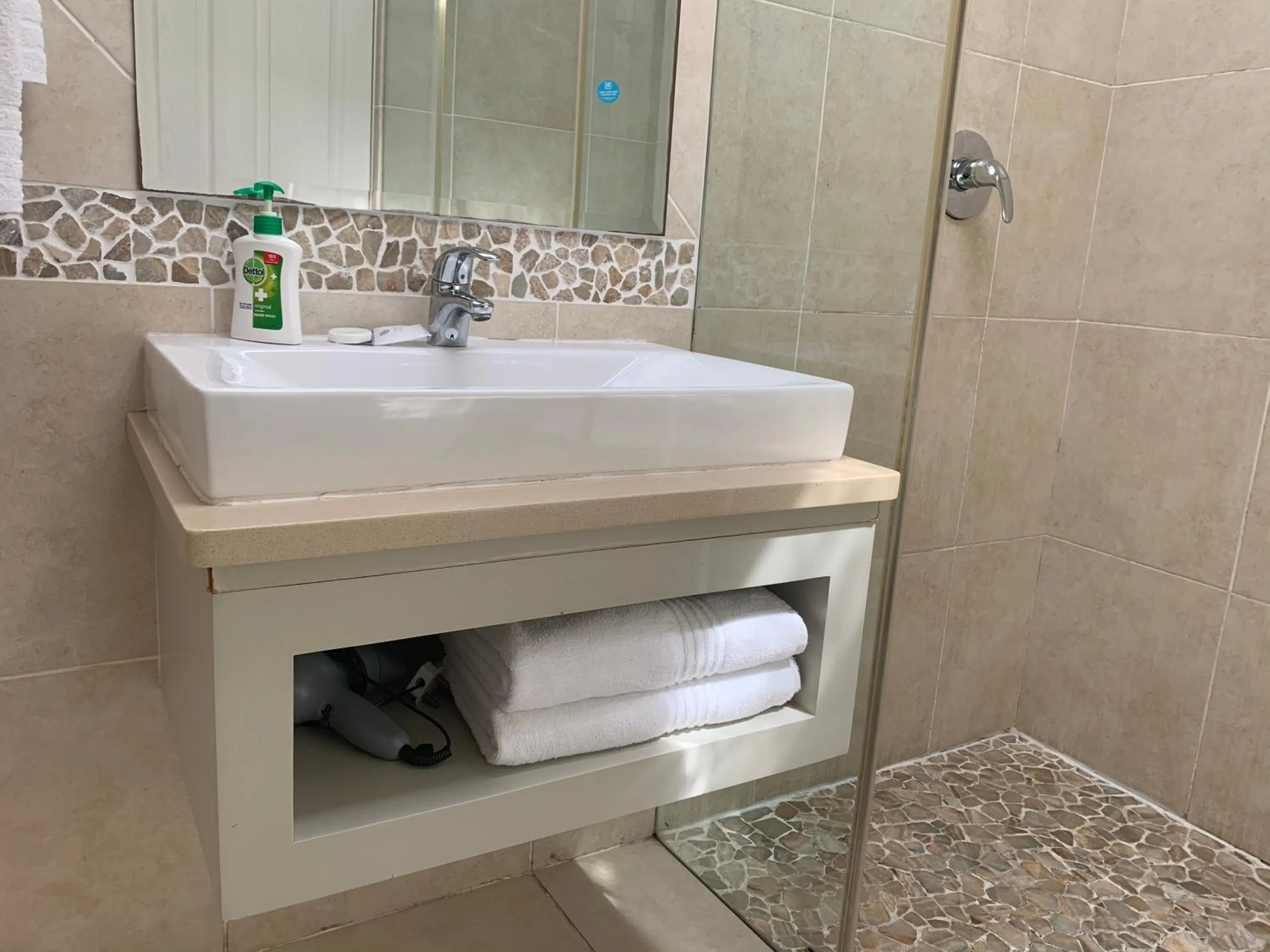 Shower in Oceansnest Guest House