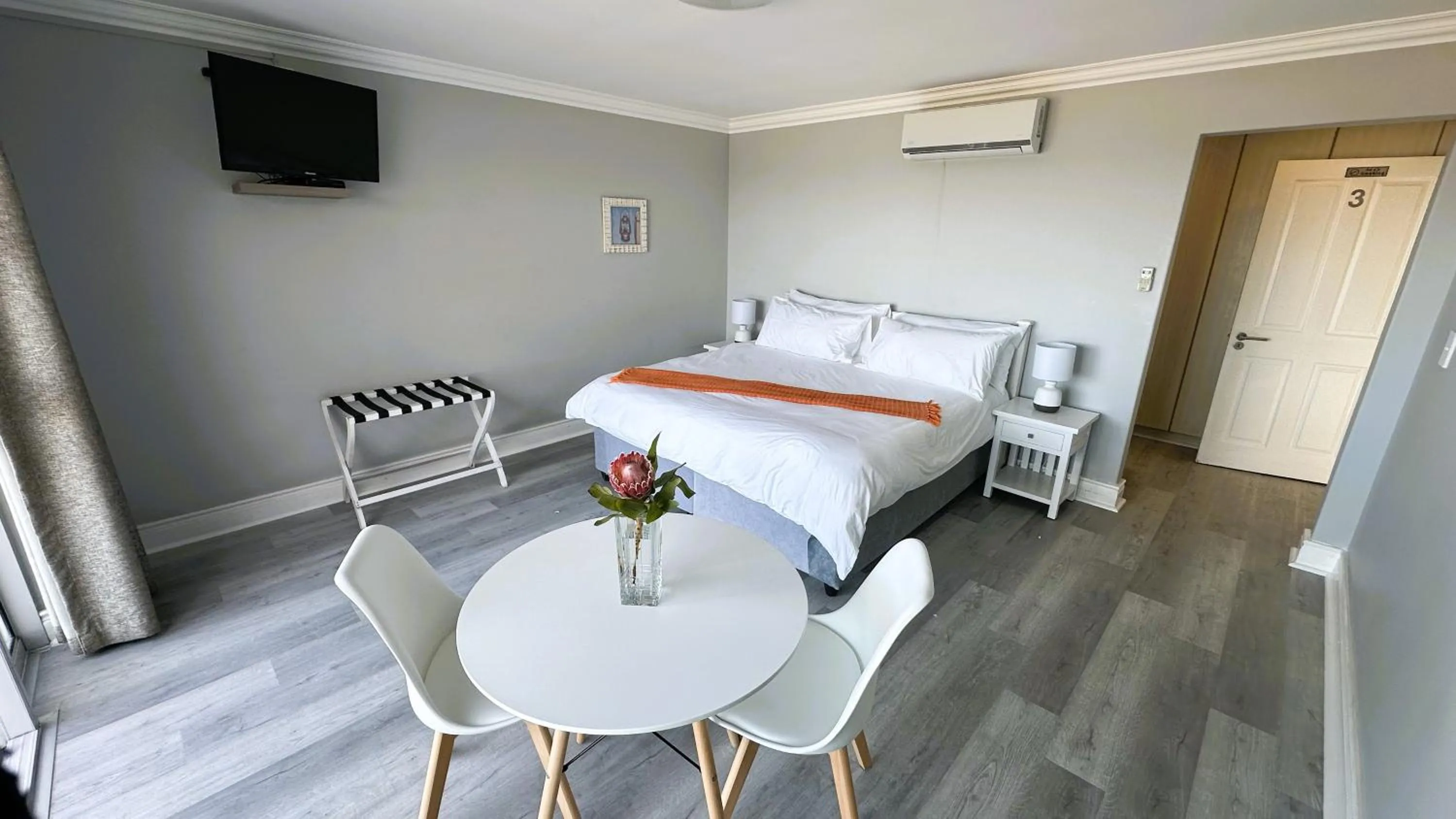 TV and multimedia, Bed in Oceansnest Guest House