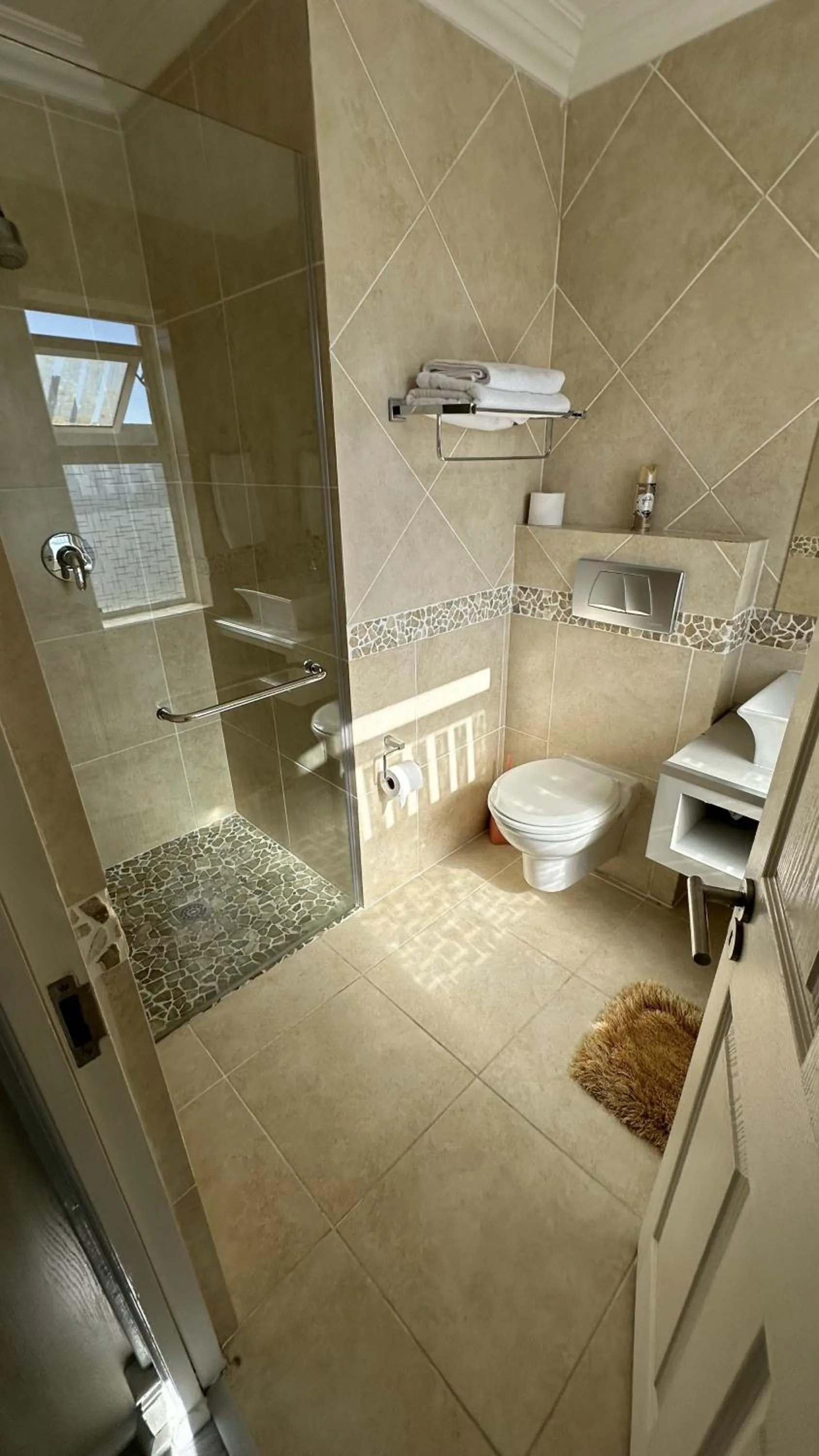 Shower in Oceansnest Guest House