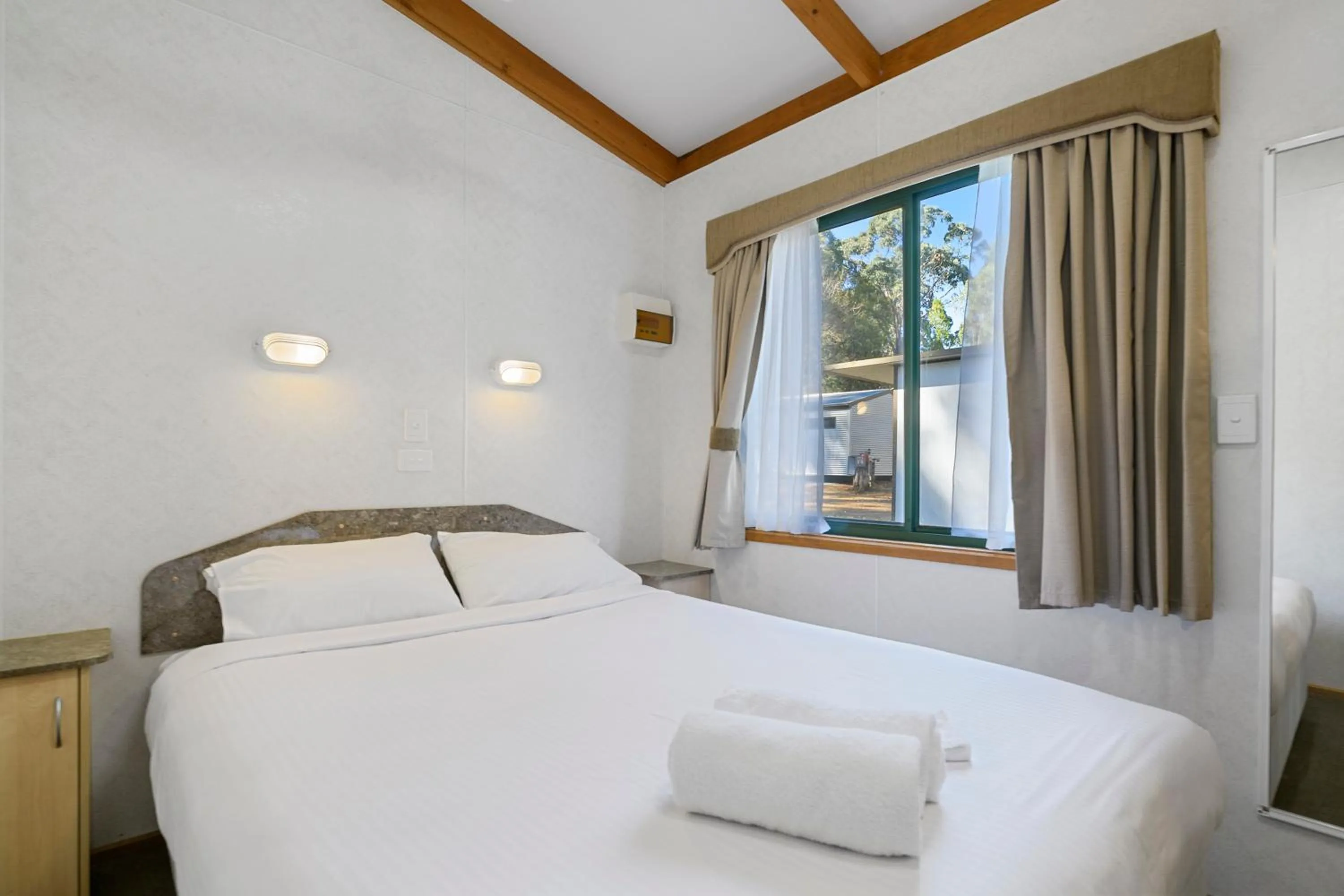 Bedroom, Bed in Beechworth Holiday Park