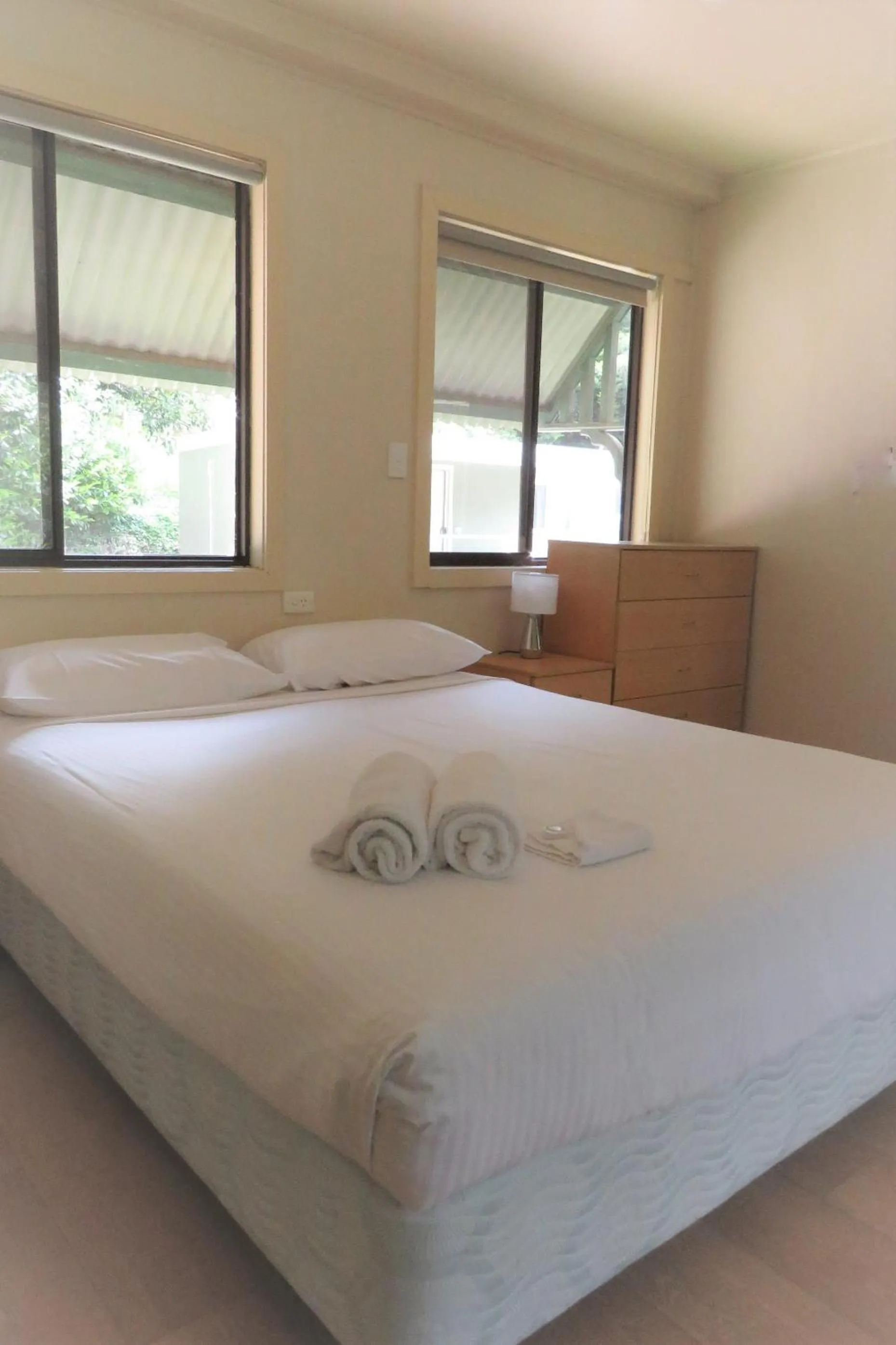 Bedroom, Bed in Beechworth Holiday Park