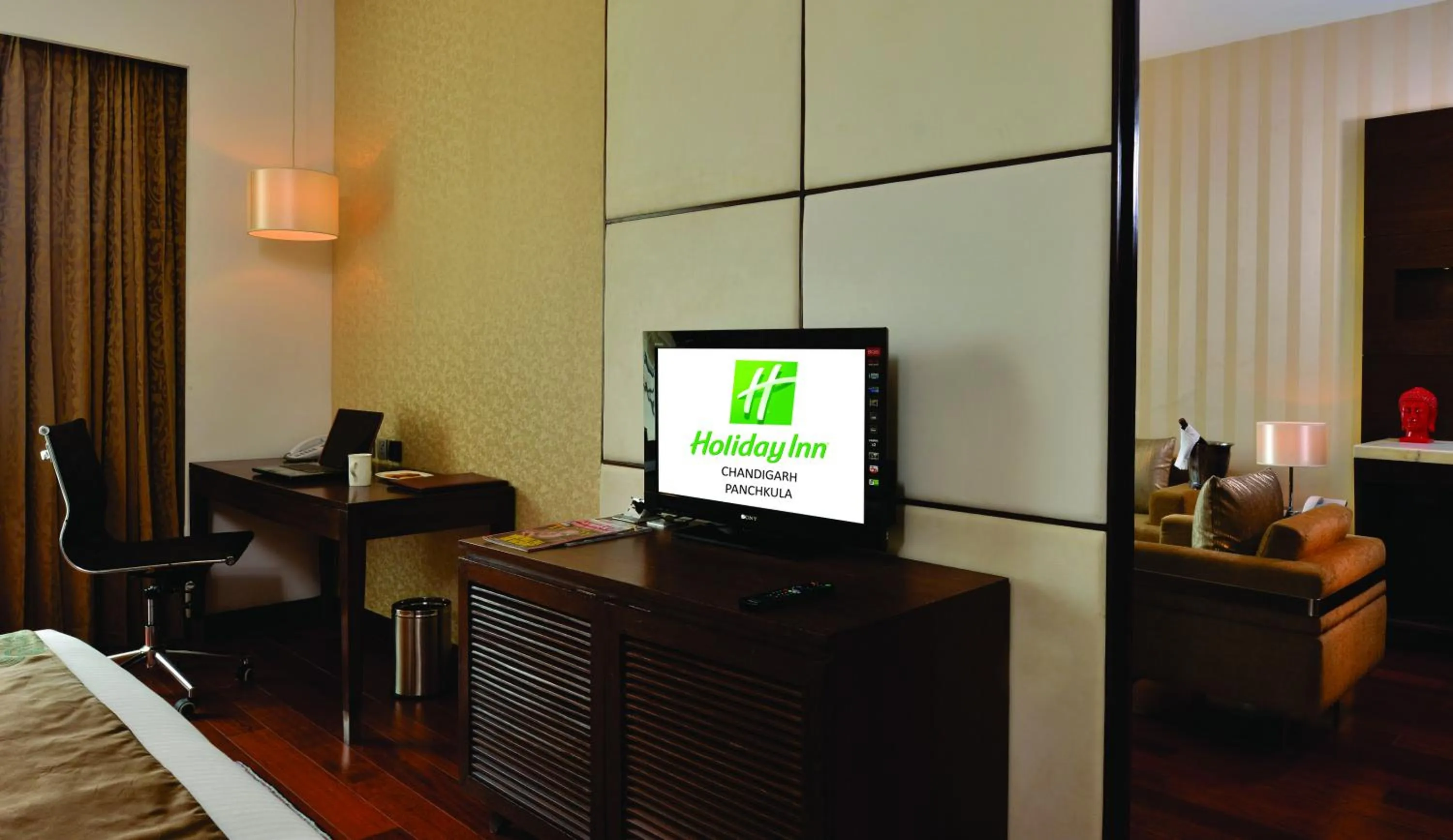 Living room, Bed in Holiday Inn Chandigarh Panchkula, an IHG Hotel